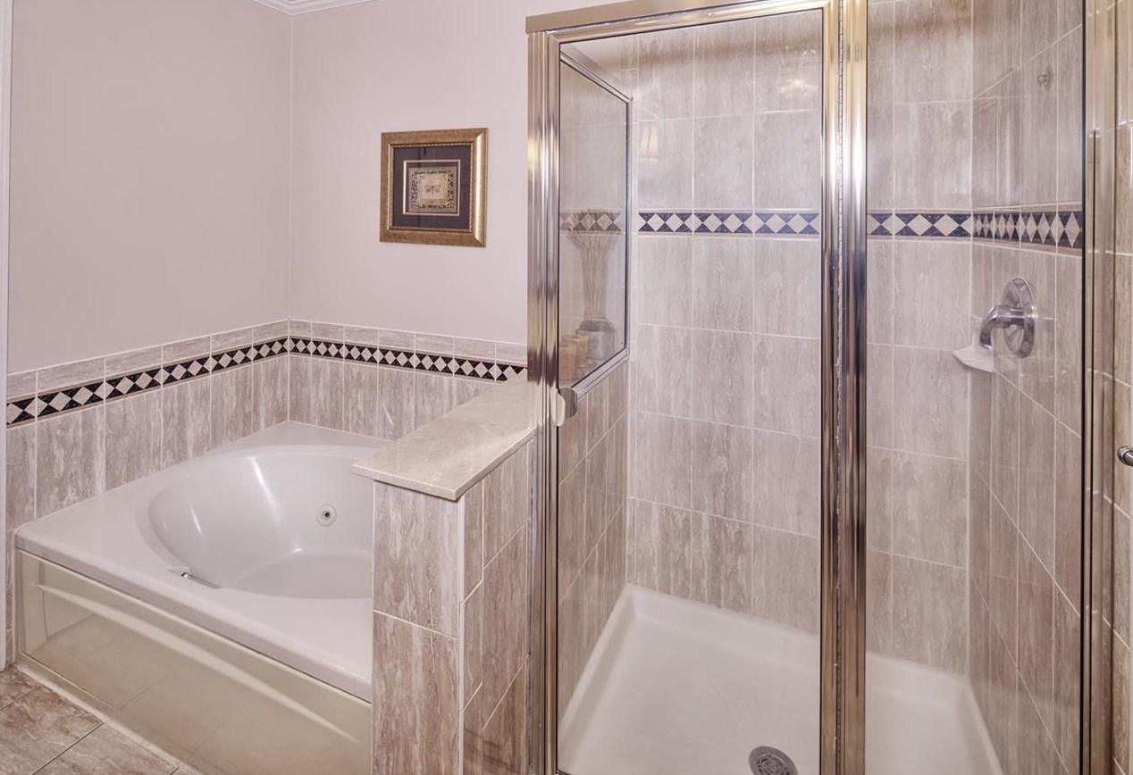 17 Lydia Dr, West New York NJ  07093-8380 exterior