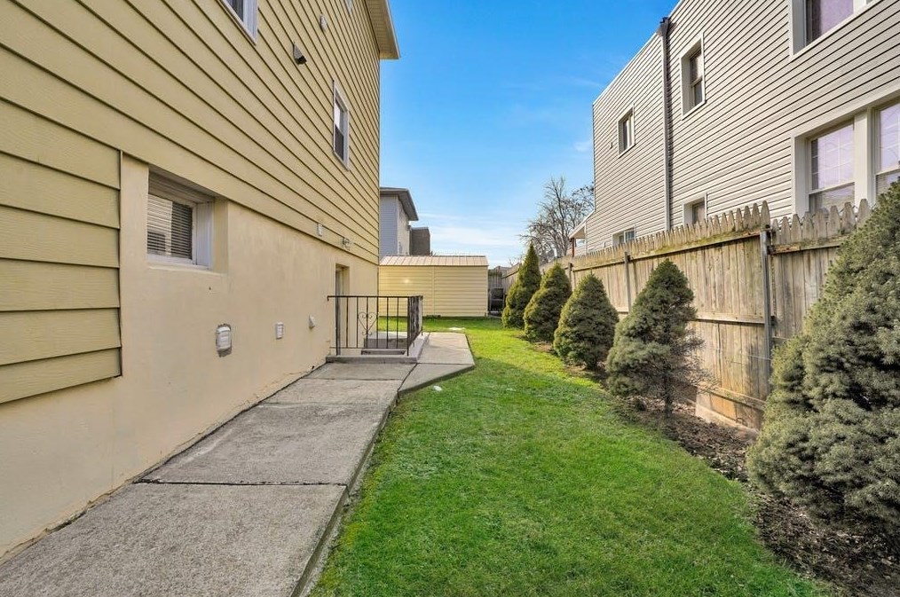 5 Ctr Ave, Secaucus NJ  07094-3224 exterior