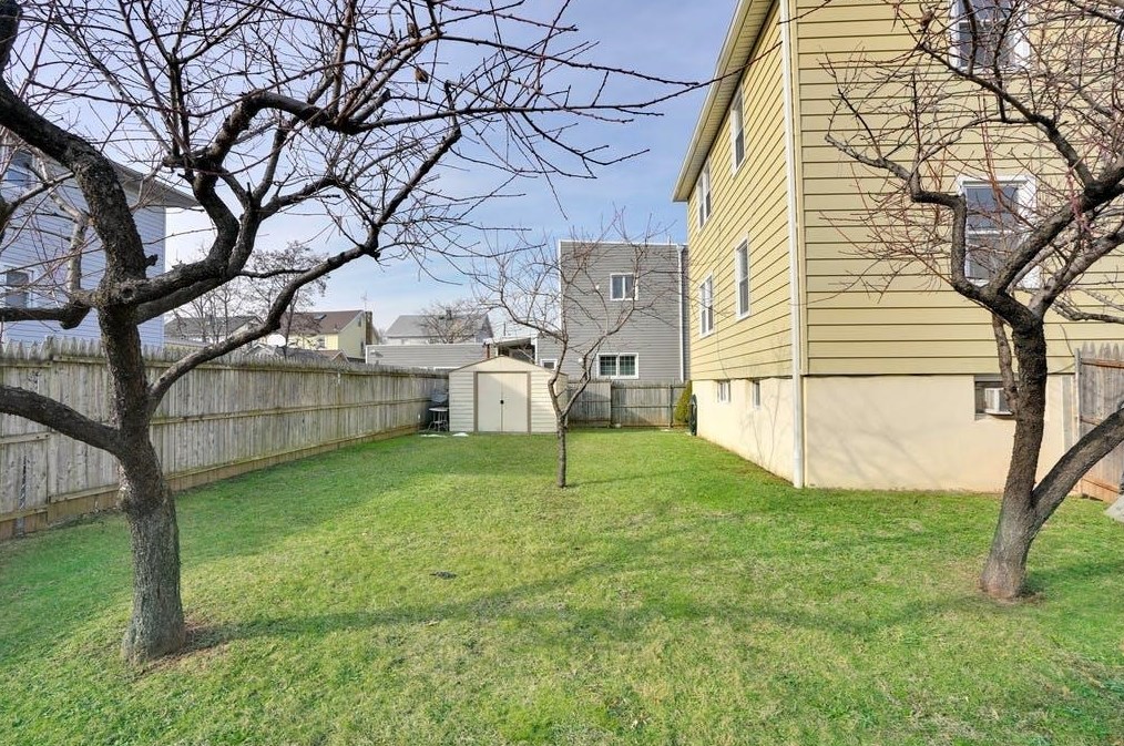 5 Ctr Ave, Secaucus NJ  07094-3224 exterior