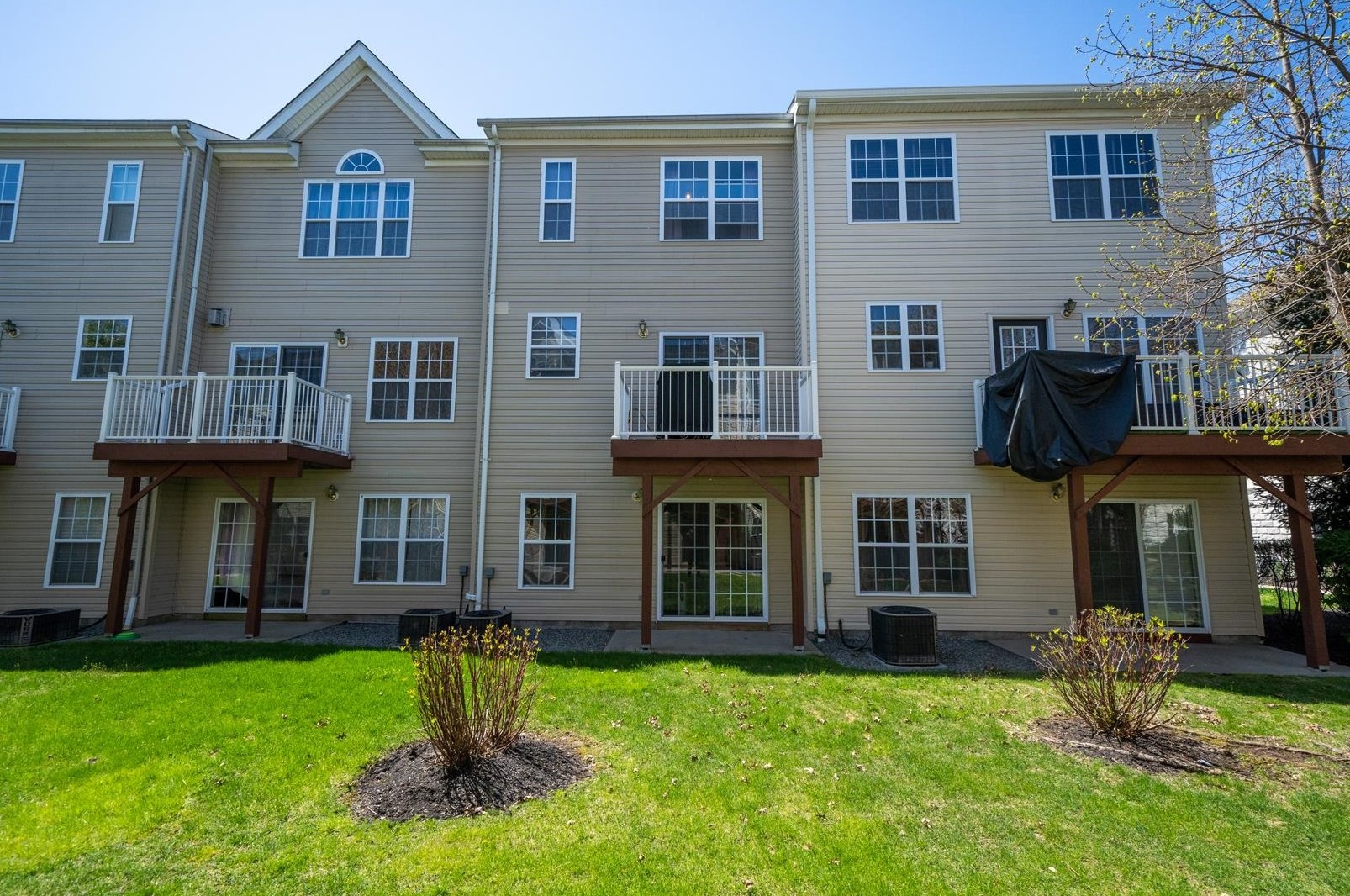 55 Mallard Pl, Secaucus NJ  07094-2942 exterior