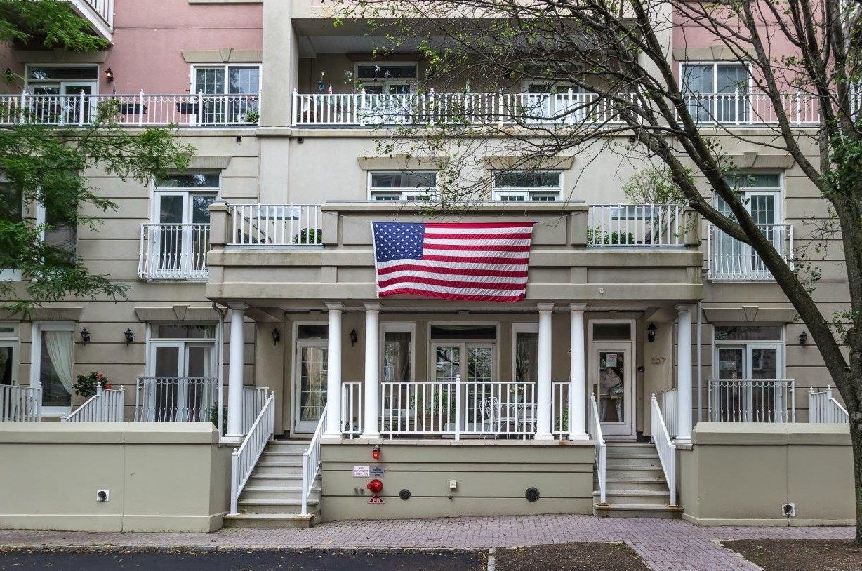 207 Shearwater Ct, Jersey City NJ  07305-5422 exterior