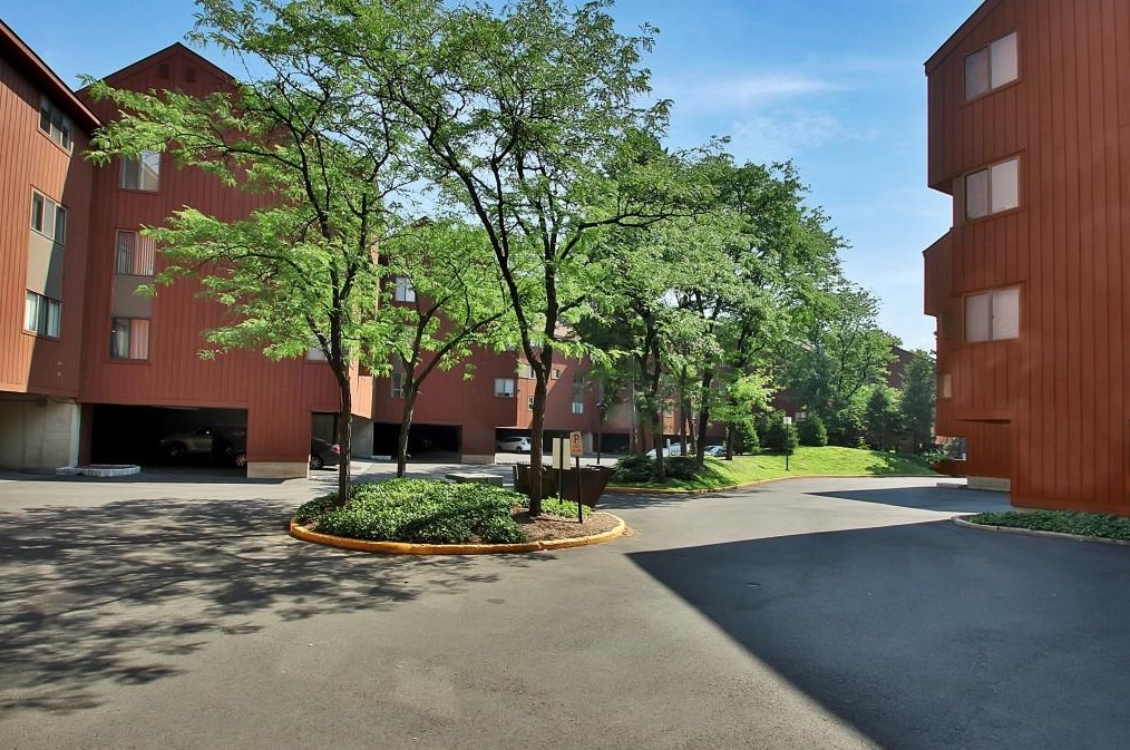 422 Egret Ln, Secaucus NJ  07094-2219 exterior