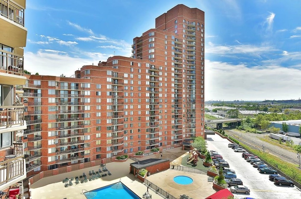 512 Harmon Cove Tower, Secaucus NJ  07094-1707 exterior
