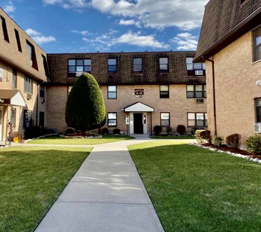 18 End Dr, Secaucus NJ  07094-4043 exterior