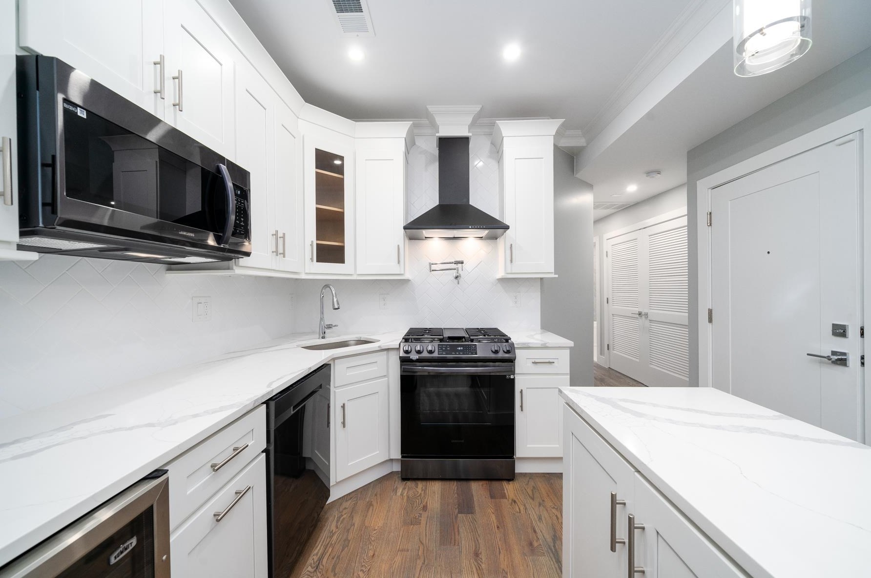 195 Liberty Ave, Jersey City NJ 07306-4919 exterior