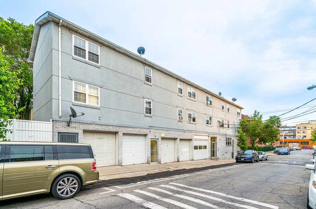 524 4th St, Union City NJ  07087-2802 exterior