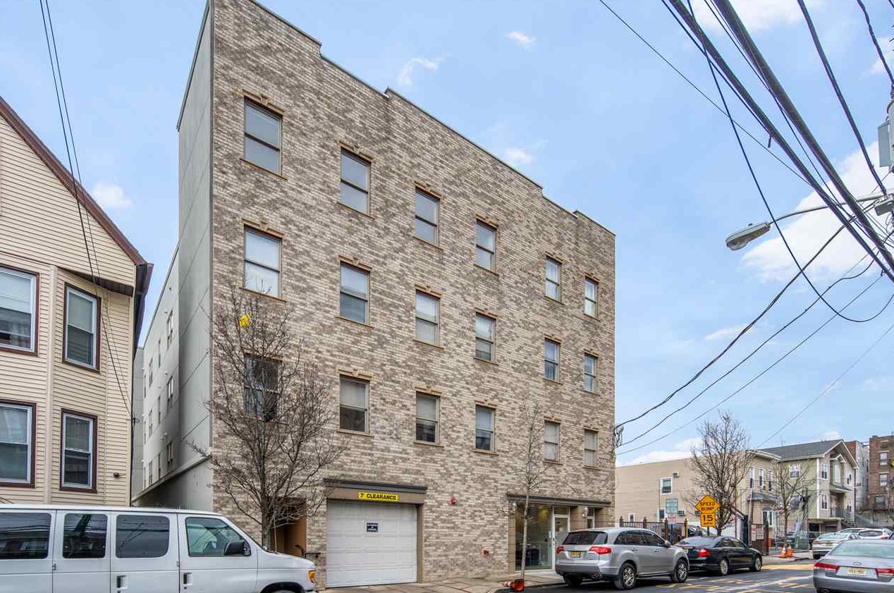 528 47th St, Union City NJ 07087-2709 exterior