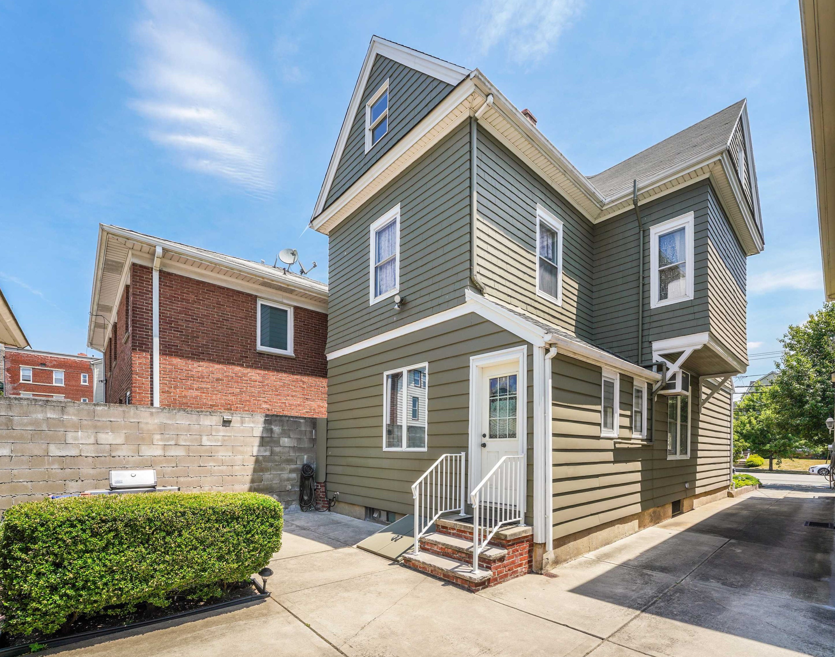 953 Avenue C, Bayonne NJ  07002-2439 exterior