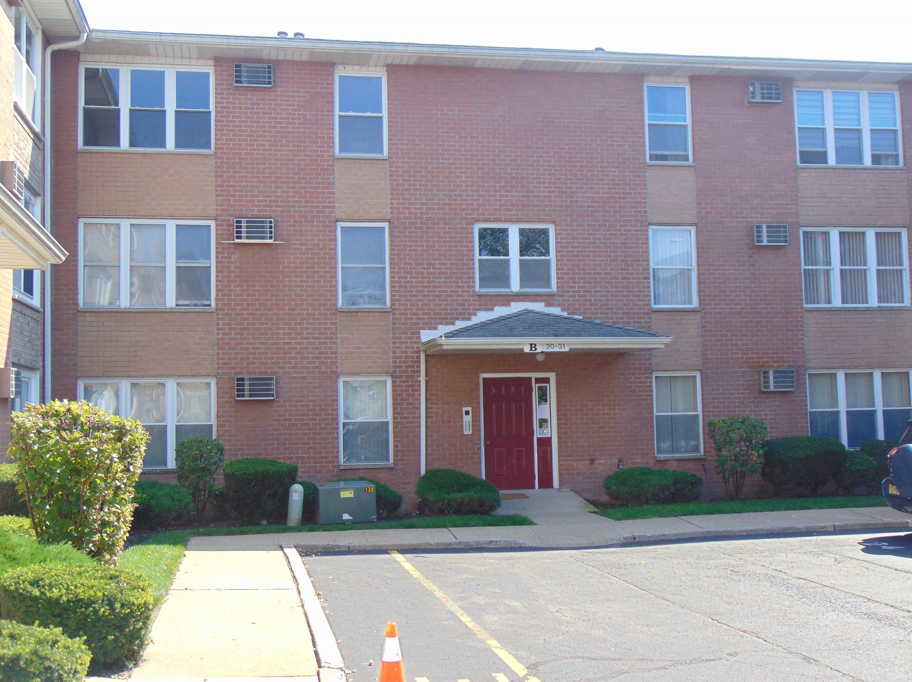 28 Riverview Ct, Secaucus NJ  07094-4055 exterior