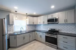 17 Bayside Pl, Jersey City, NJ 07305 - Photo 9