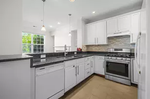 92 Lyon Ct, Jersey City, NJ 07305 - Photo 11