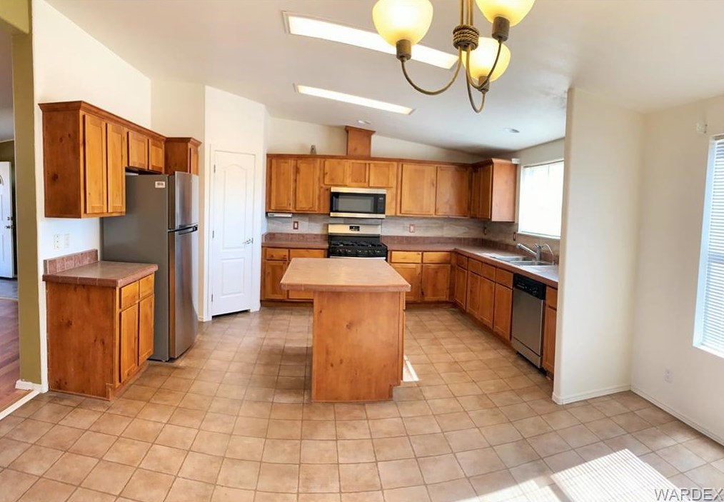 2710 Calle Cedral, Kingman AZ 86409-8319 exterior