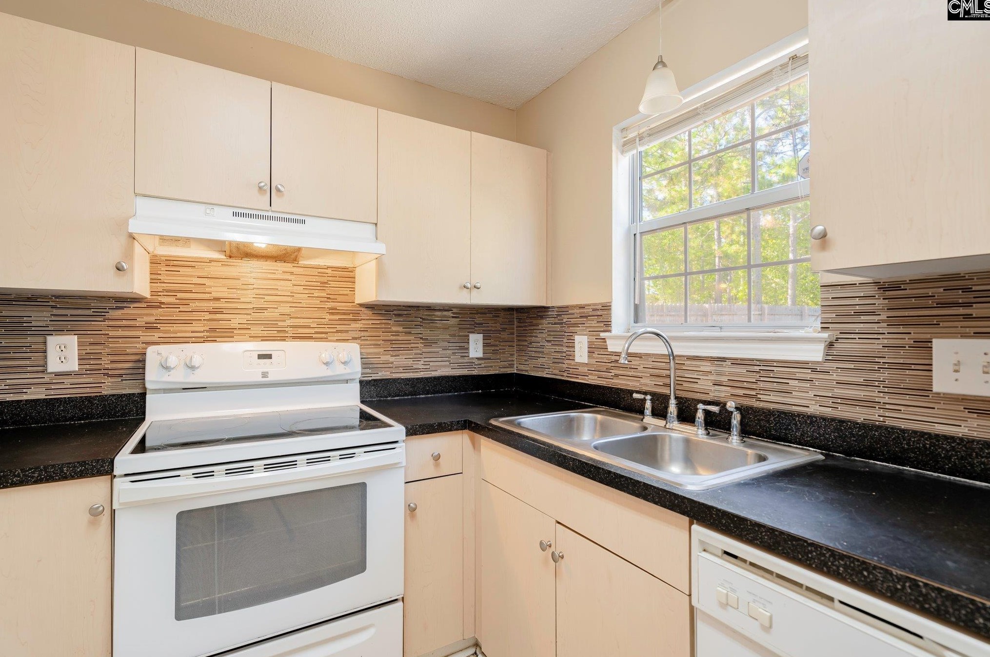 208 Gln Knl Dr, Columbia SC 29229-9245 exterior