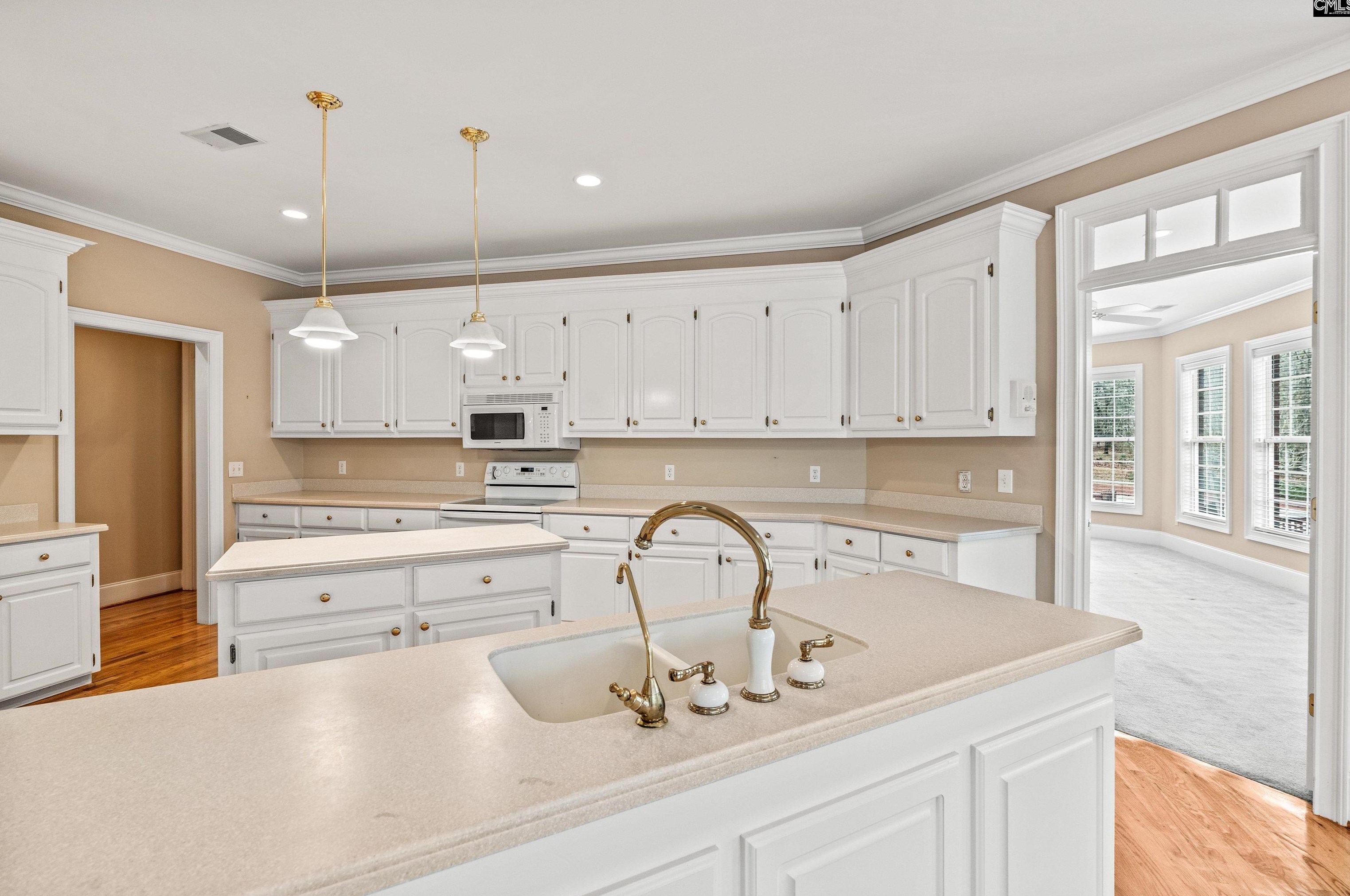 201 Arcadia Lk Dr, Columbia SC 29206-1321 exterior