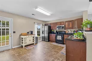 942 Farnsworth Dr, Hopkins, SC 29061 - Photo 3