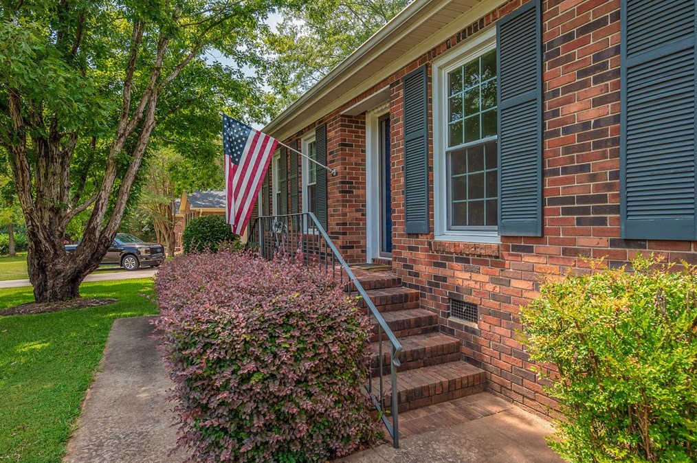 105 Chatham Dr, Greenwood, SC 29649