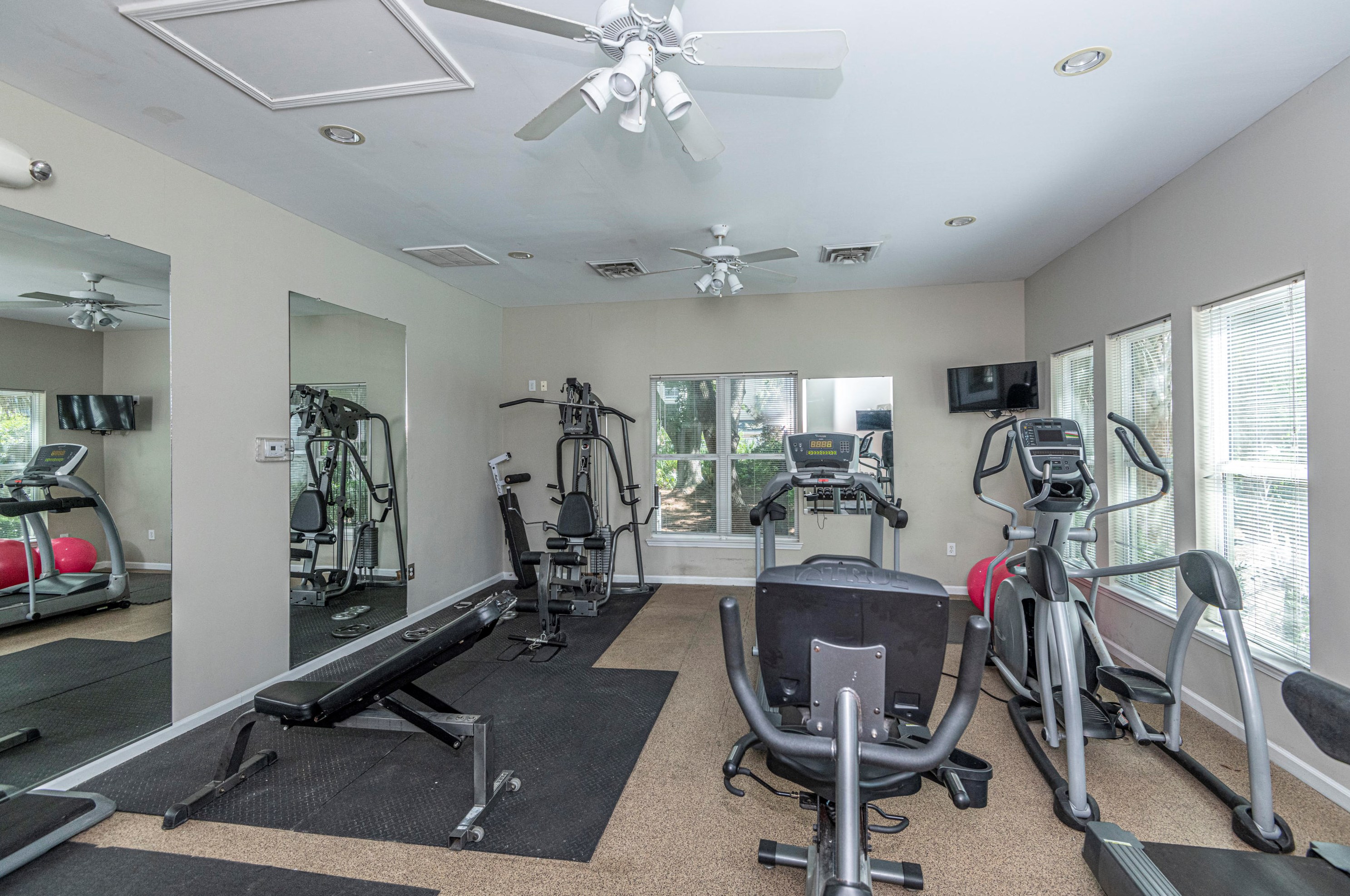 500 Bucksley Ln, Charleston SC  29492-8180 exterior