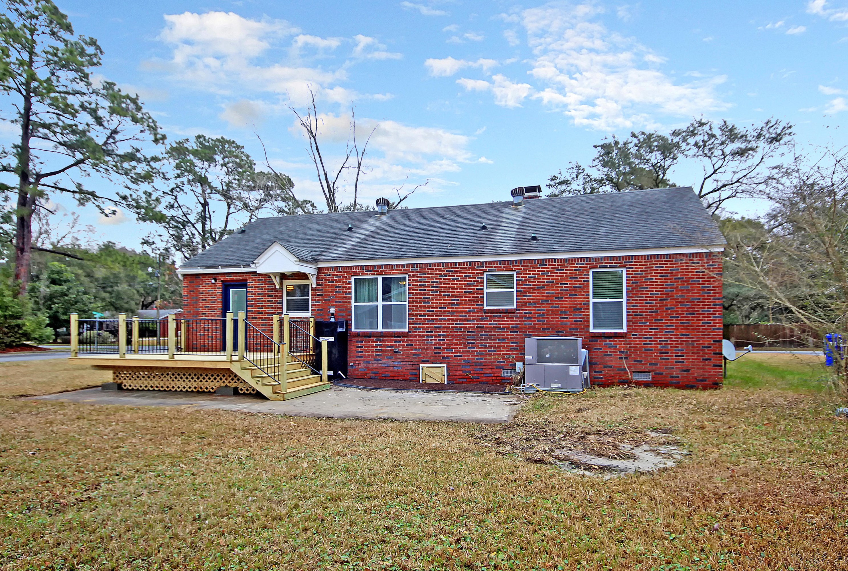 233 Ml Crk Dr, Charleston SC 29407 exterior