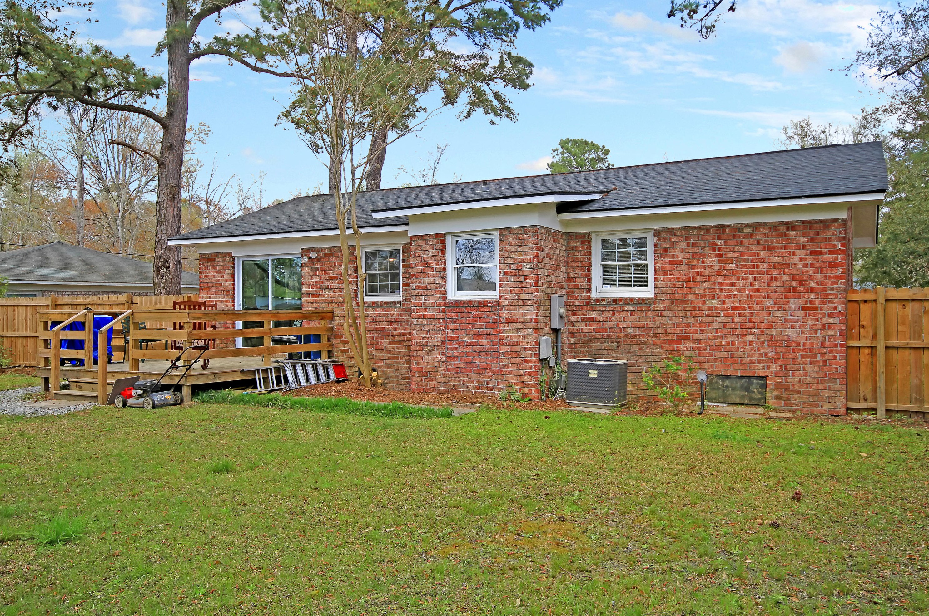 704 Tulip St, Summerville SC  29483-3953 exterior
