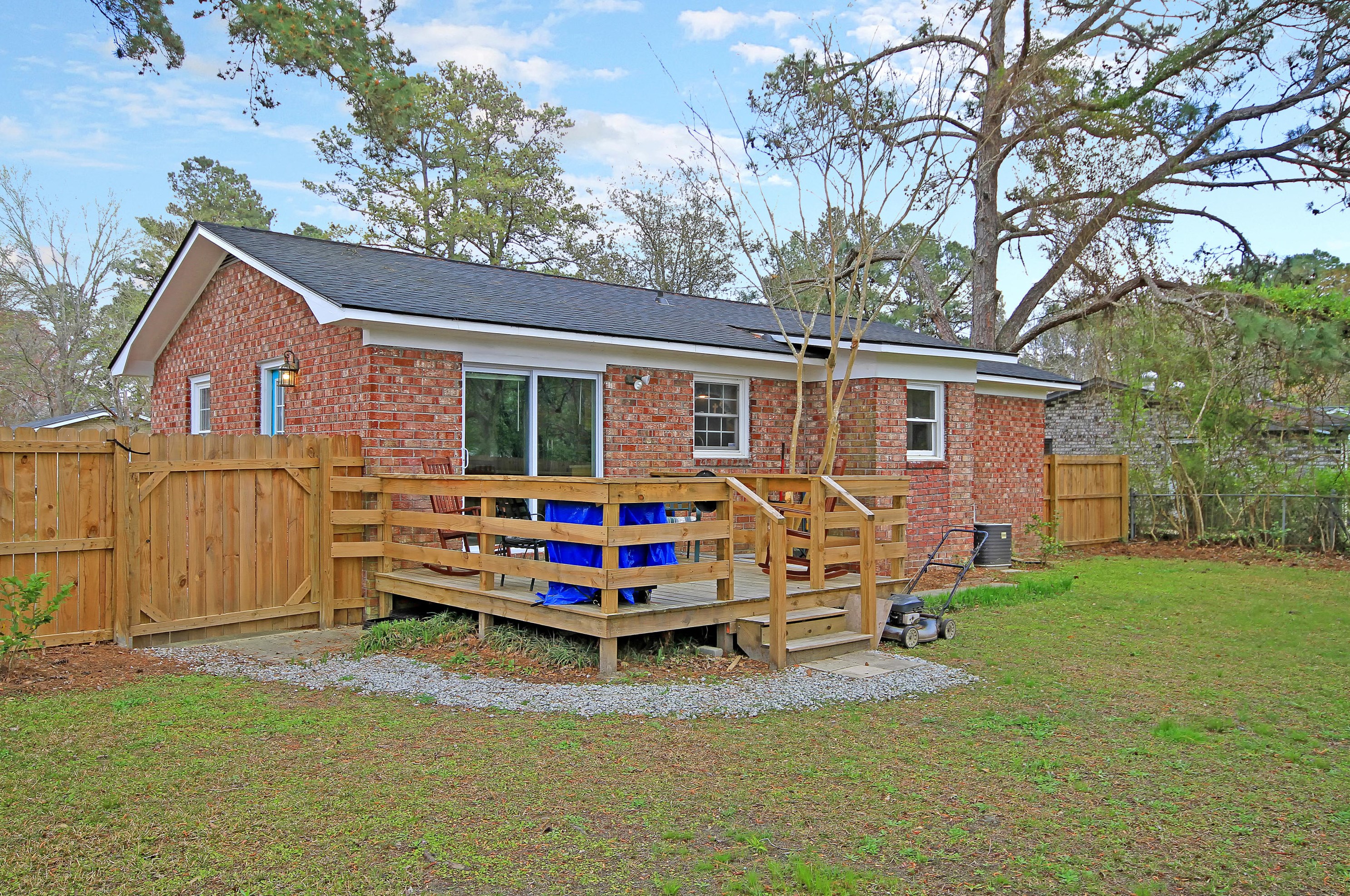 704 Tulip St, Summerville SC  29483-3953 exterior