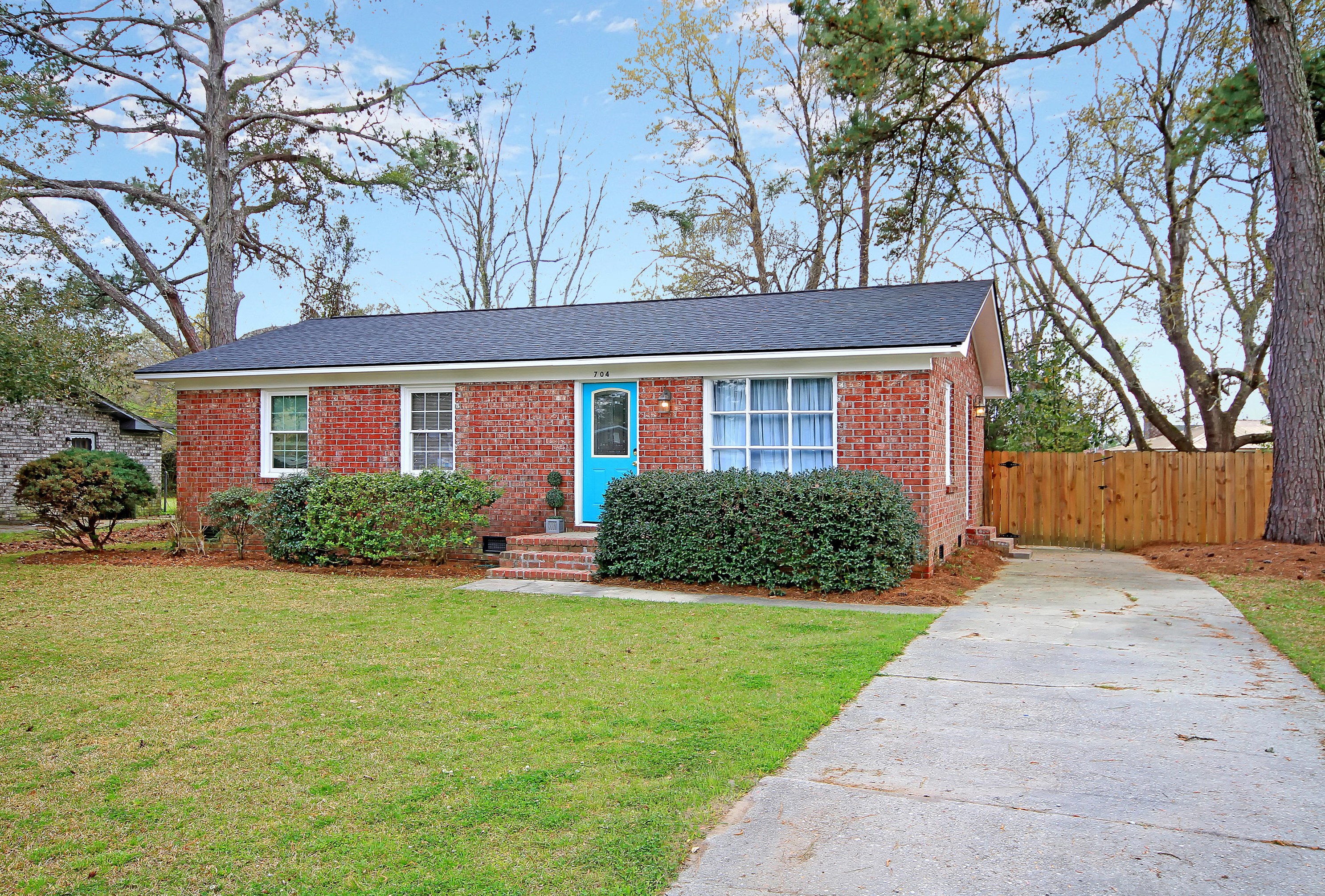 704 Tulip St, Summerville SC  29483-3953 exterior
