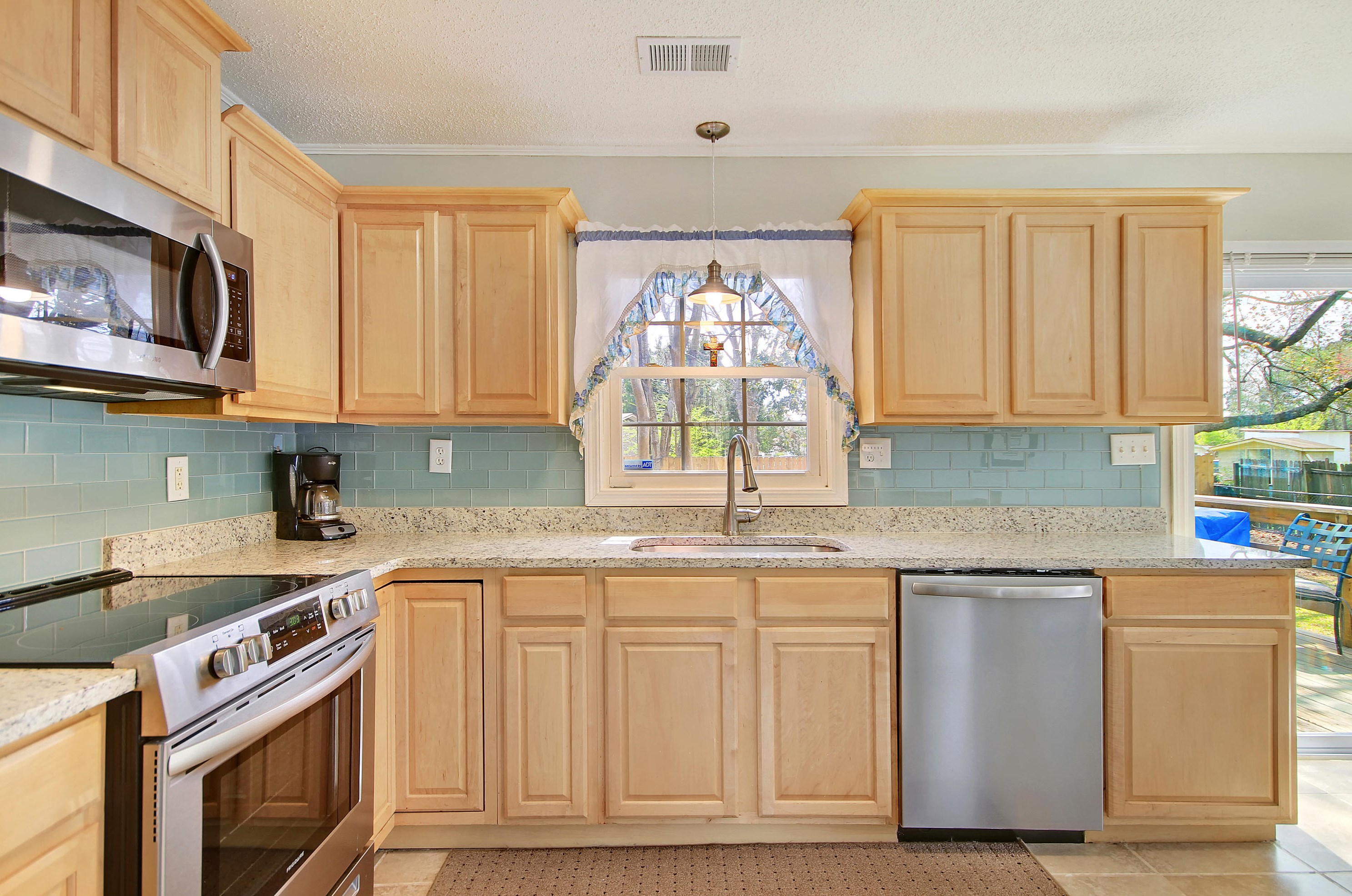 704 Tulip St, Summerville SC  29483-3953 exterior