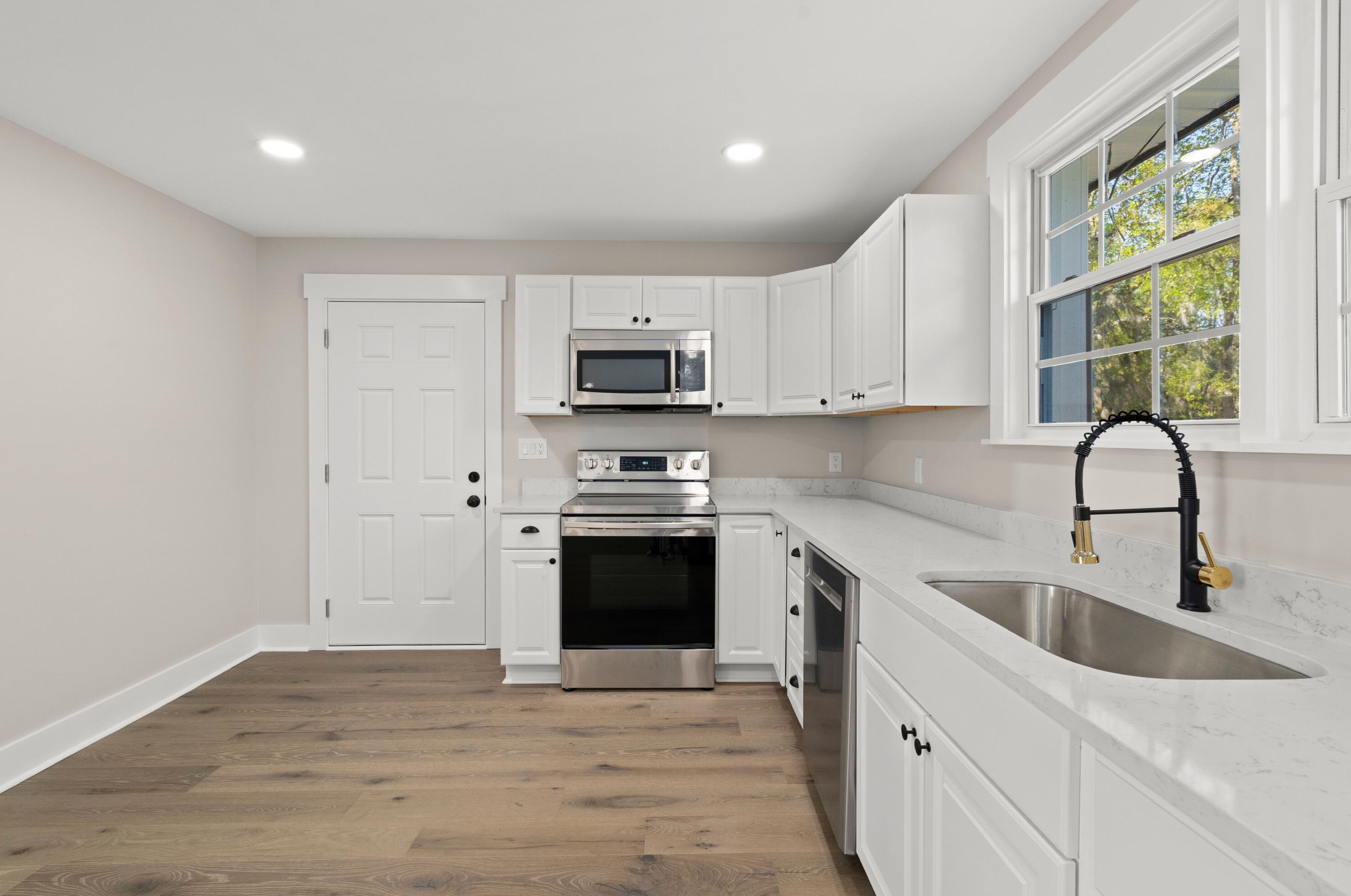 404 Parkdale Dr, Charleston SC  29414-4908 exterior