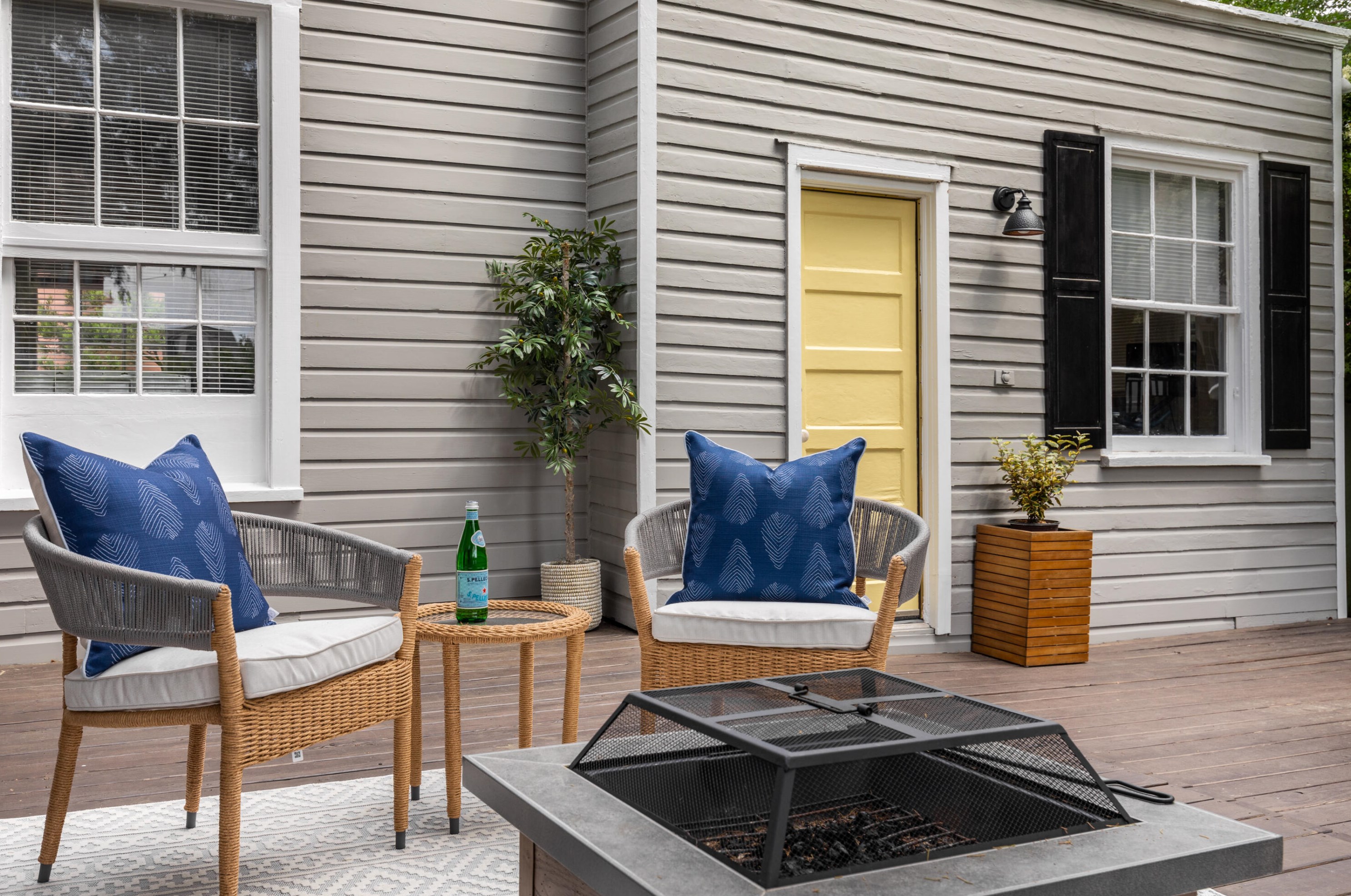 8 Gadsden St, Charleston SC 29401-1205 exterior