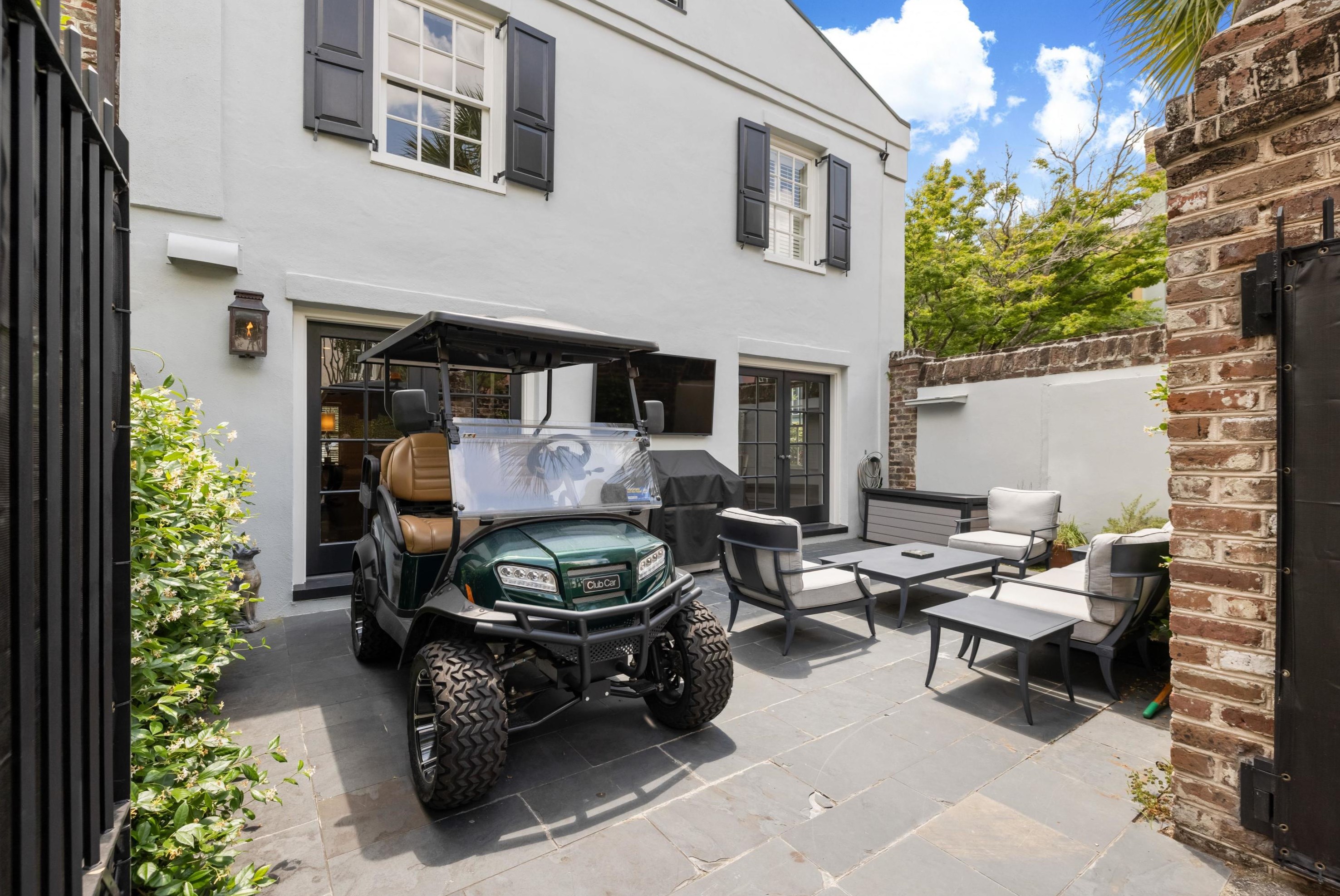 100 Bay St, Charleston SC  29401-2543 exterior