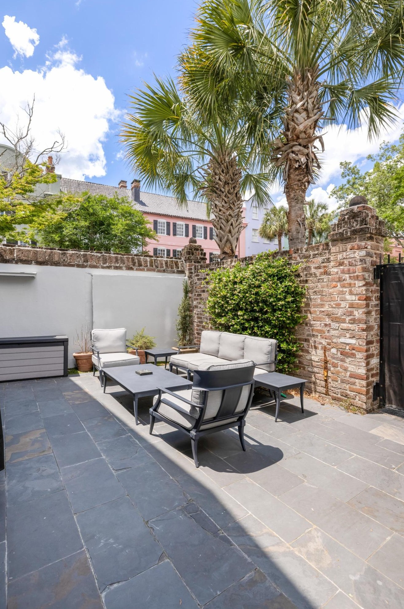 100 Bay St, Charleston SC  29401-2543 exterior