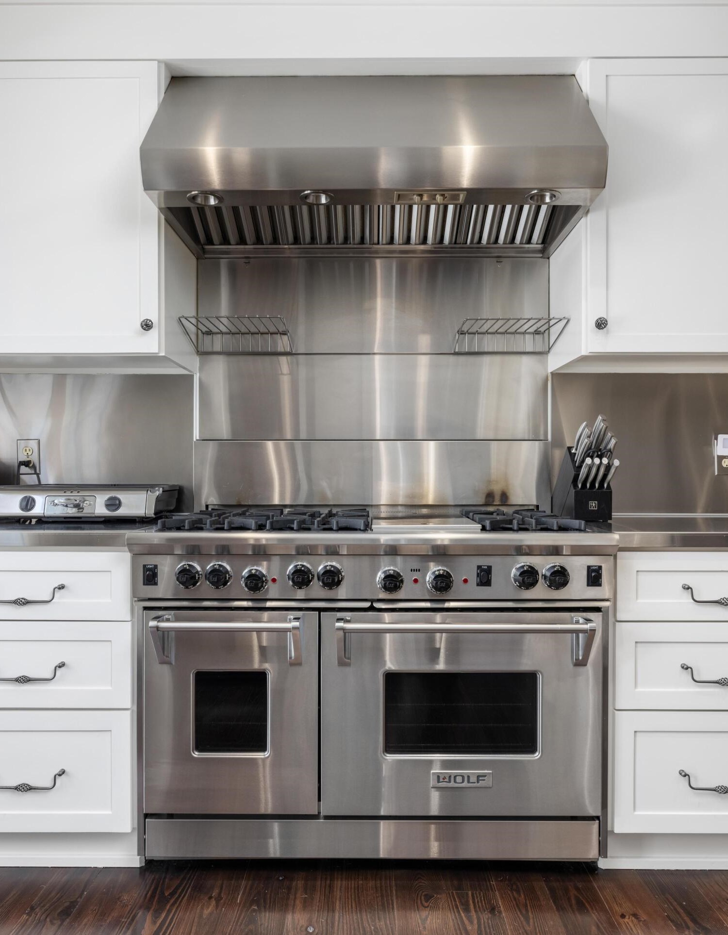 100 Bay St, Charleston SC  29401-2543 exterior