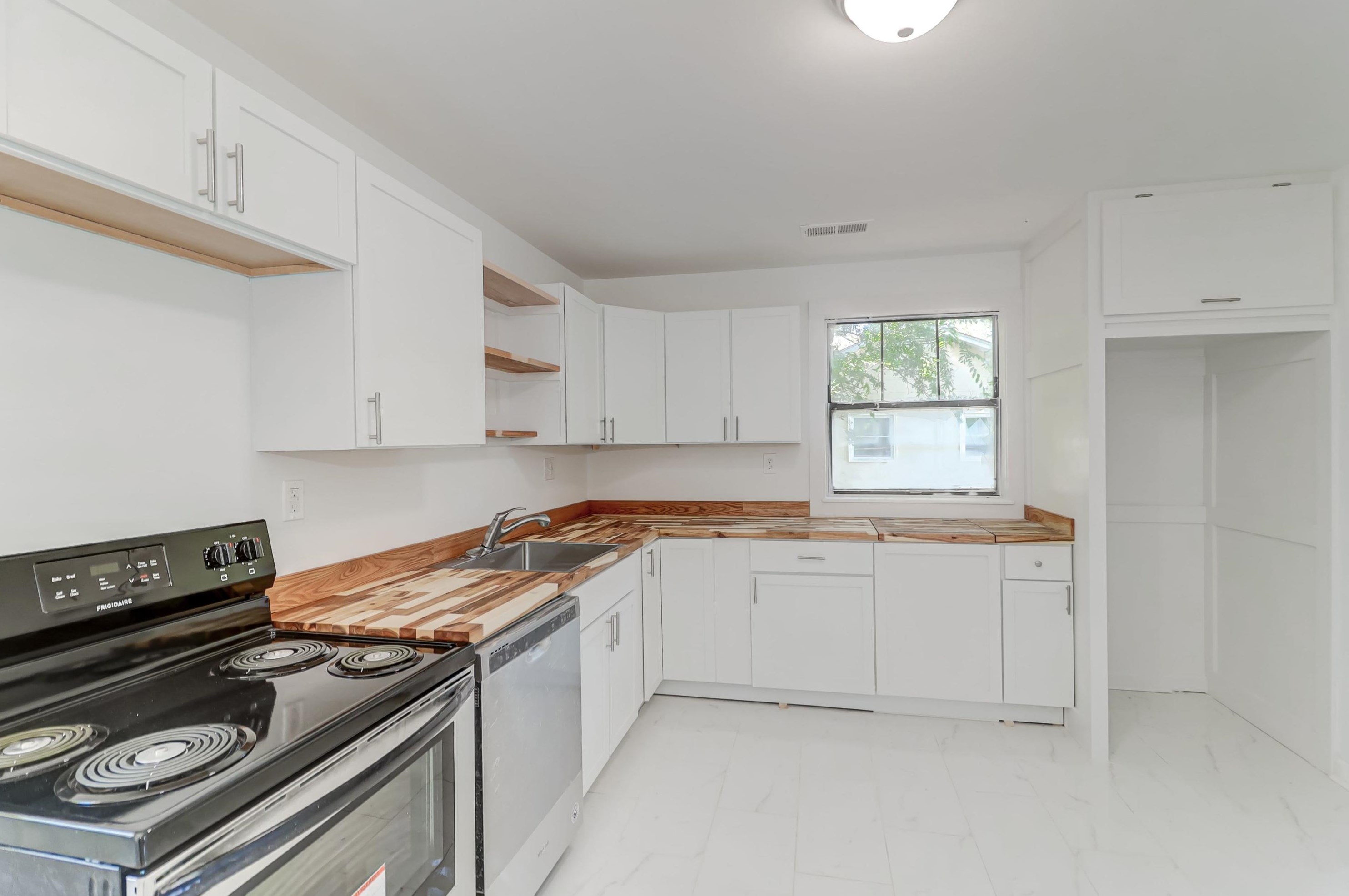 221 Birch Ave, Charleston SC  29445-3048 exterior