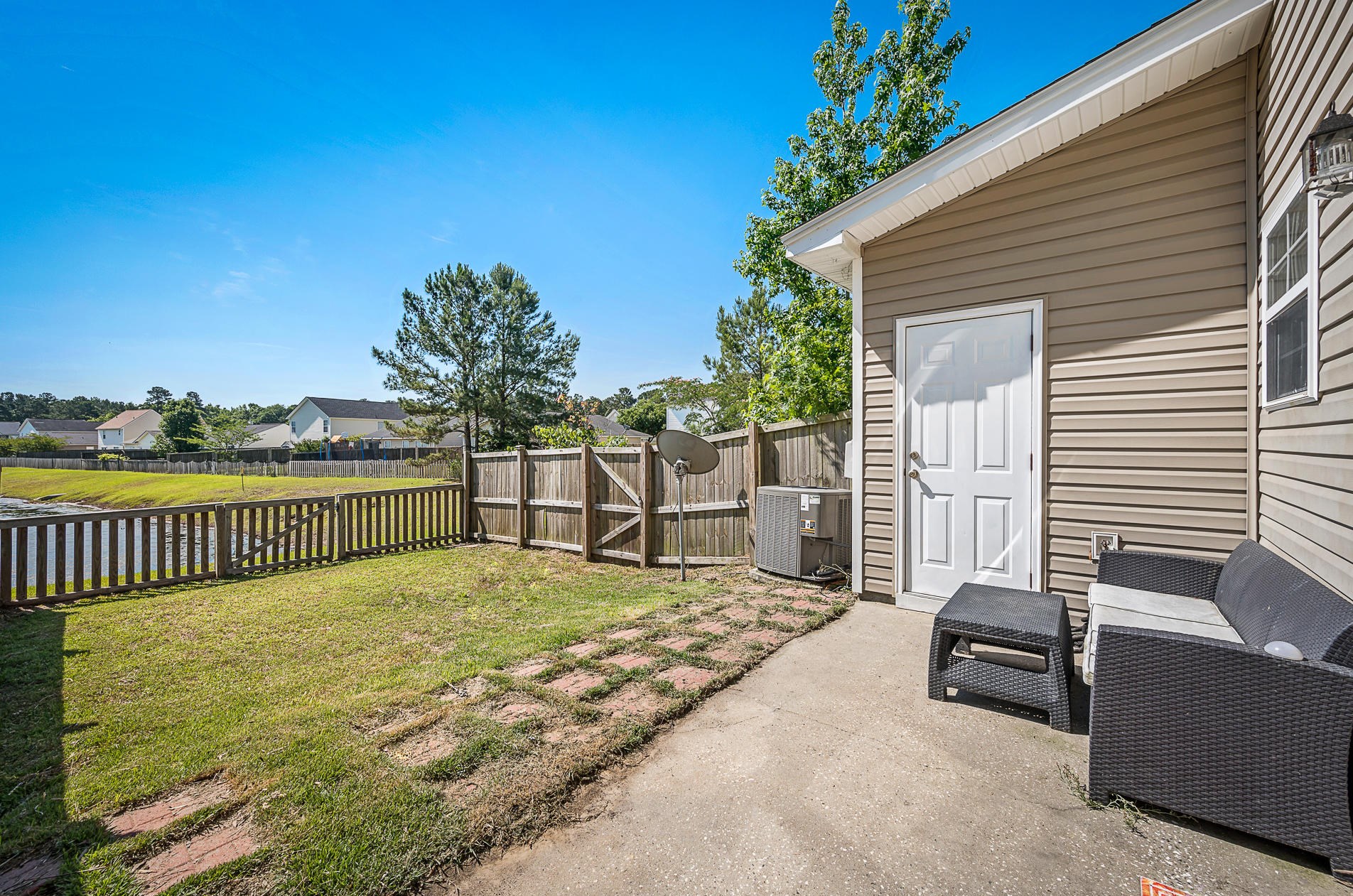 114 Lamplighter Ln, Summerville SC  29483-2136 exterior