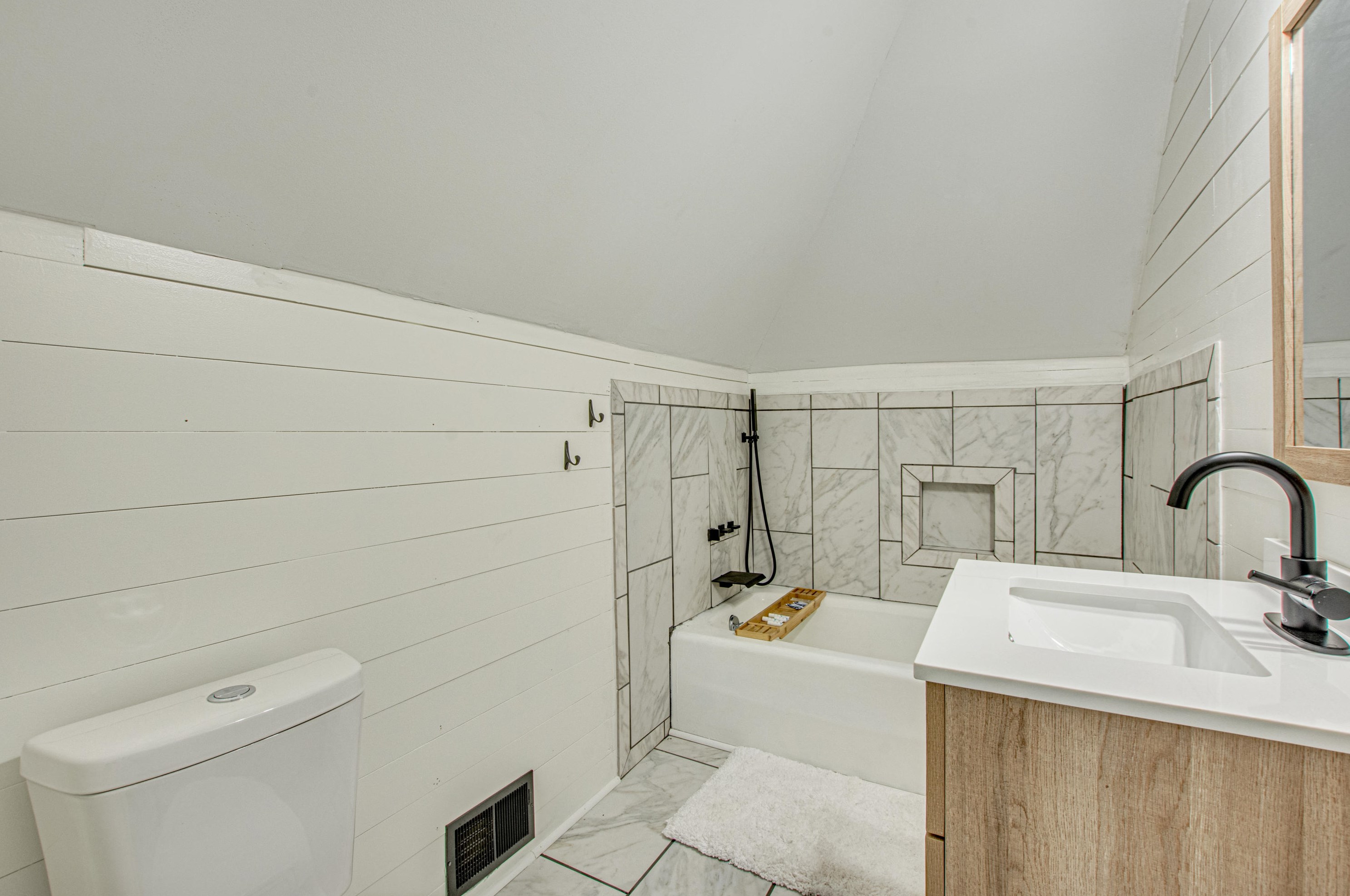 105 Hickory St, Summerville SC  29483-6501 exterior
