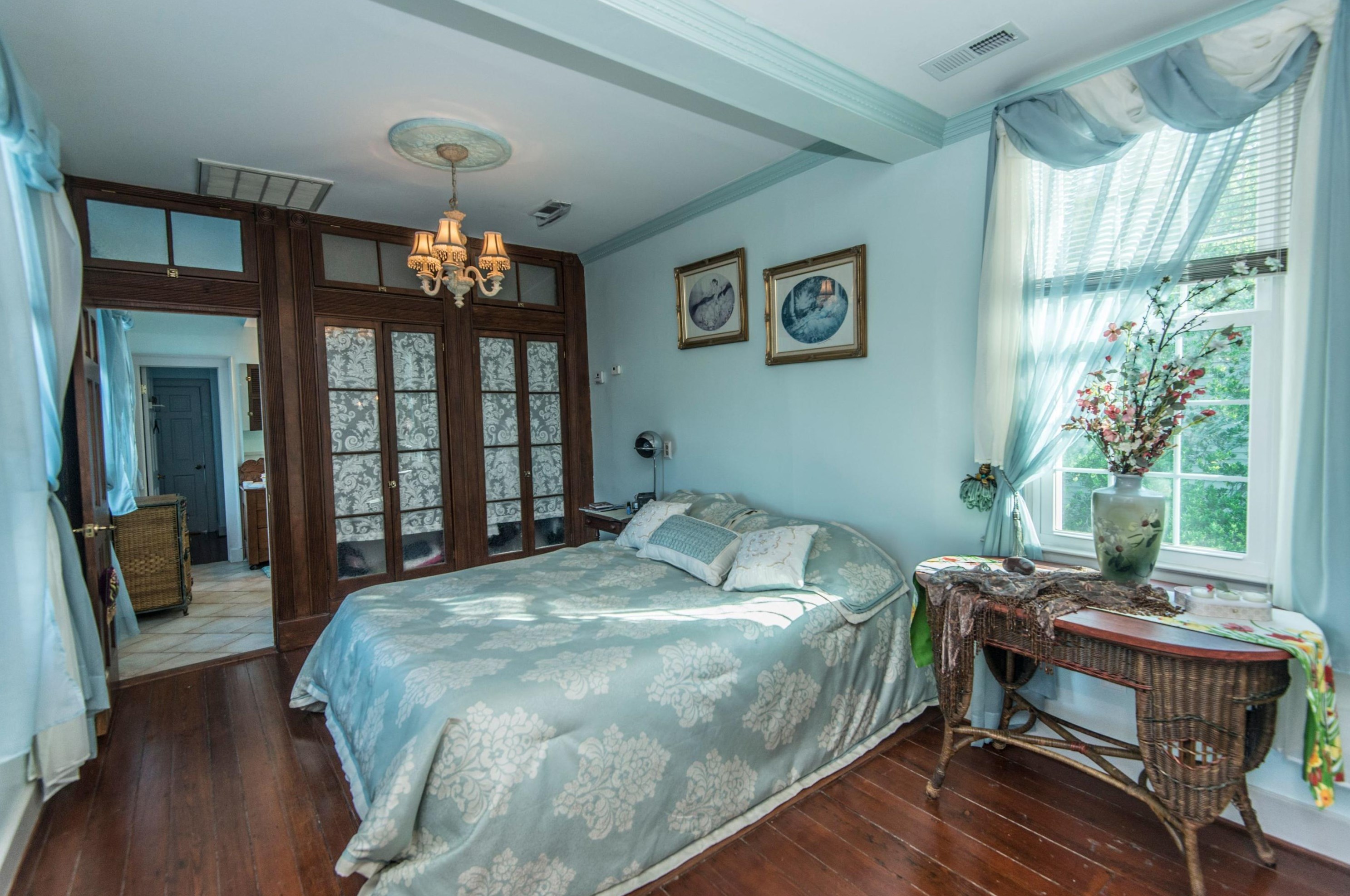 218 Wentworth St, Charleston SC 29401-1737 exterior