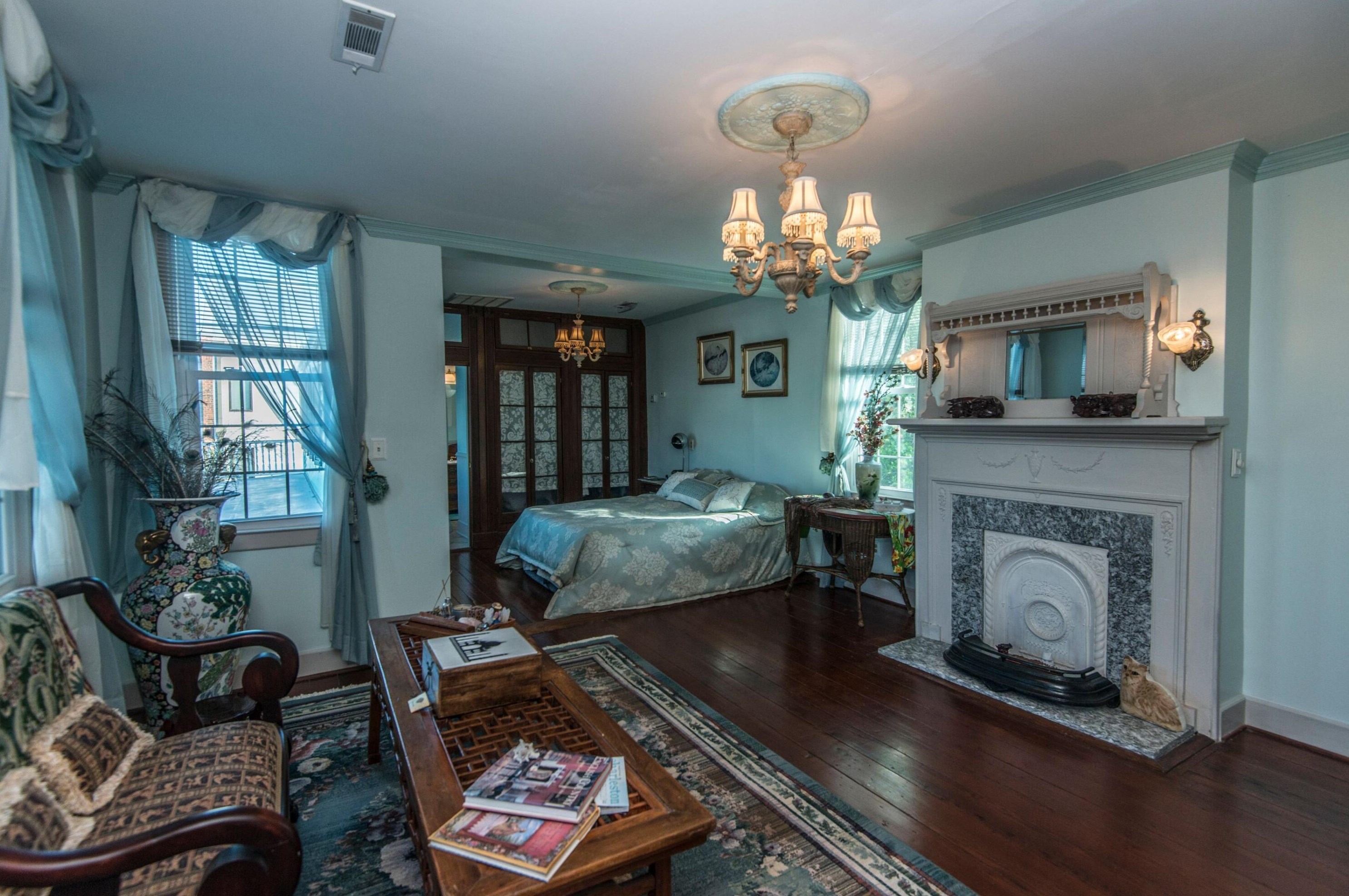 218 Wentworth St, Charleston SC 29401-1737 exterior