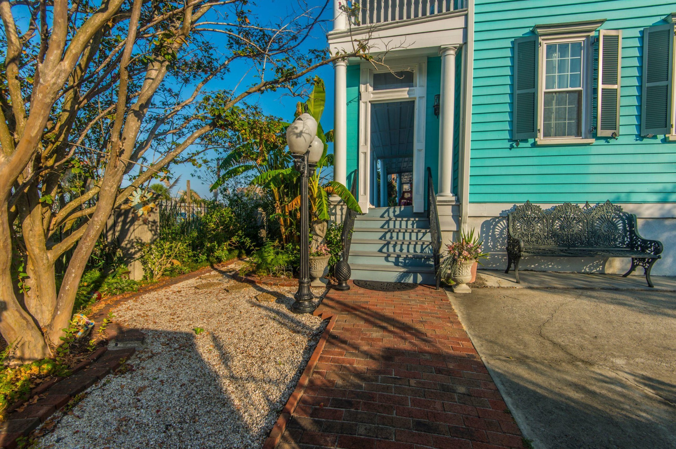 218 Wentworth St, Charleston SC 29401-1737 exterior