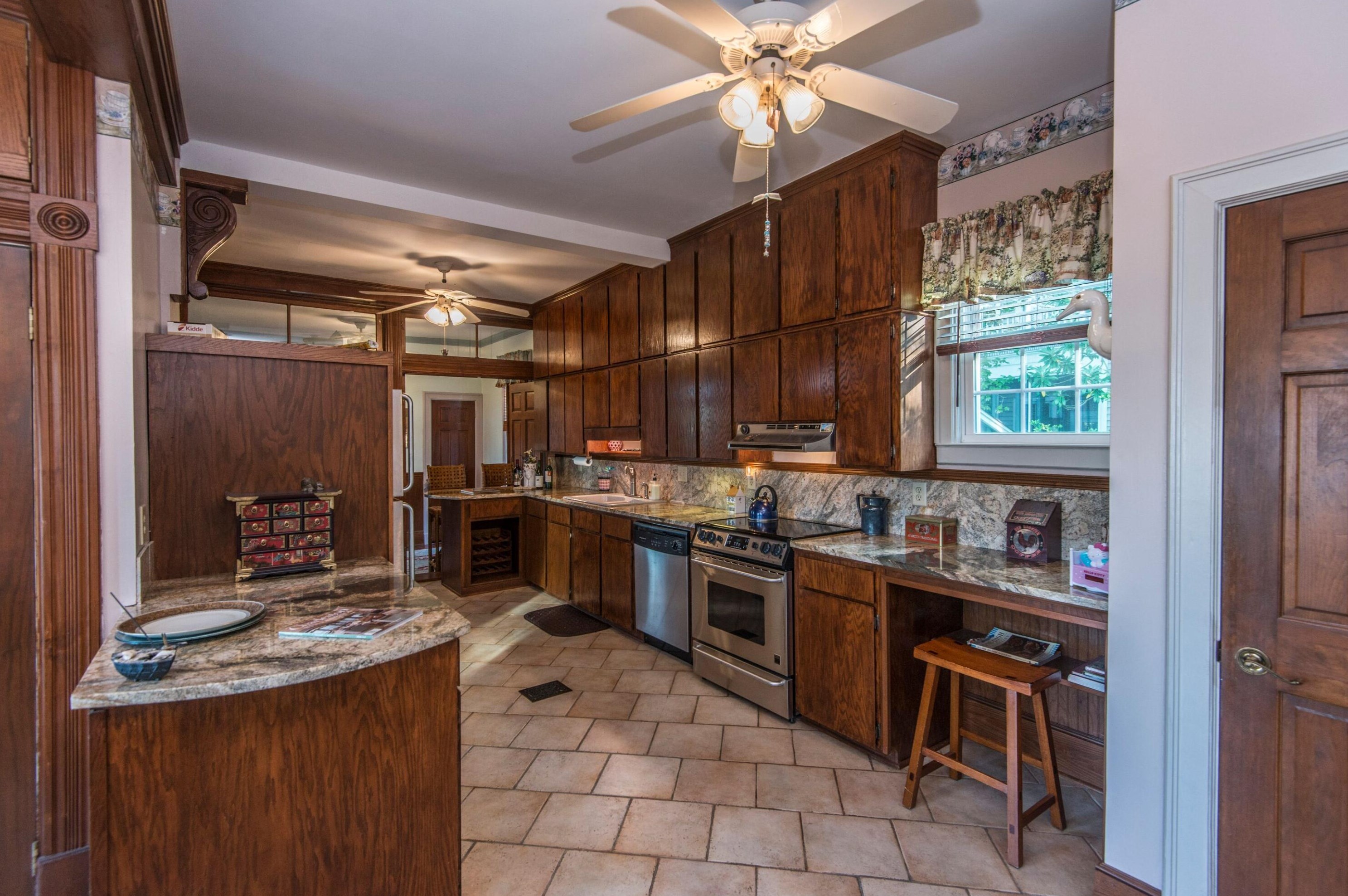 218 Wentworth St, Charleston SC 29401-1737 exterior