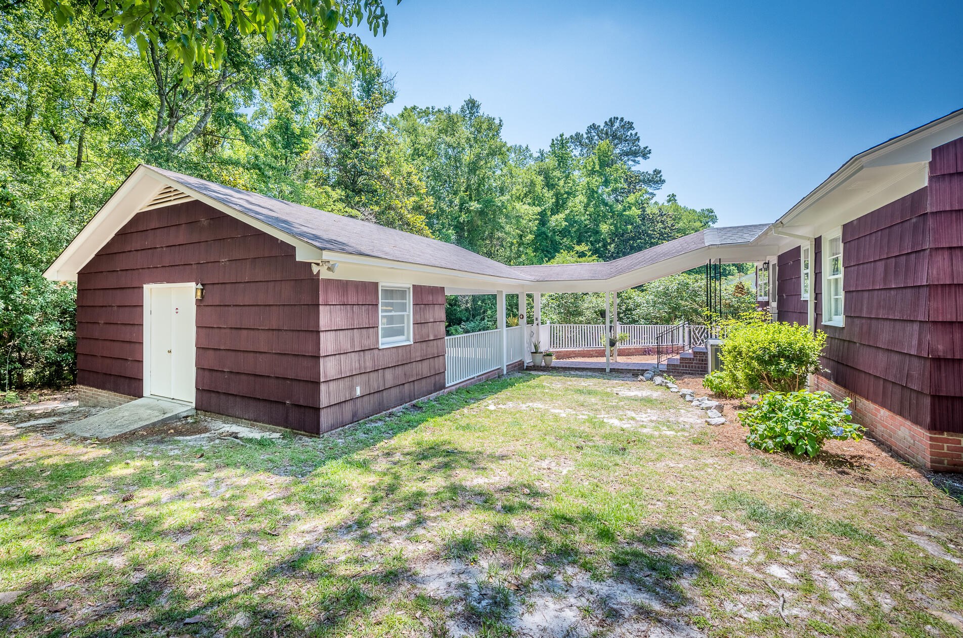 109 Woodlawn St, Walterboro SC  29488-3643 exterior