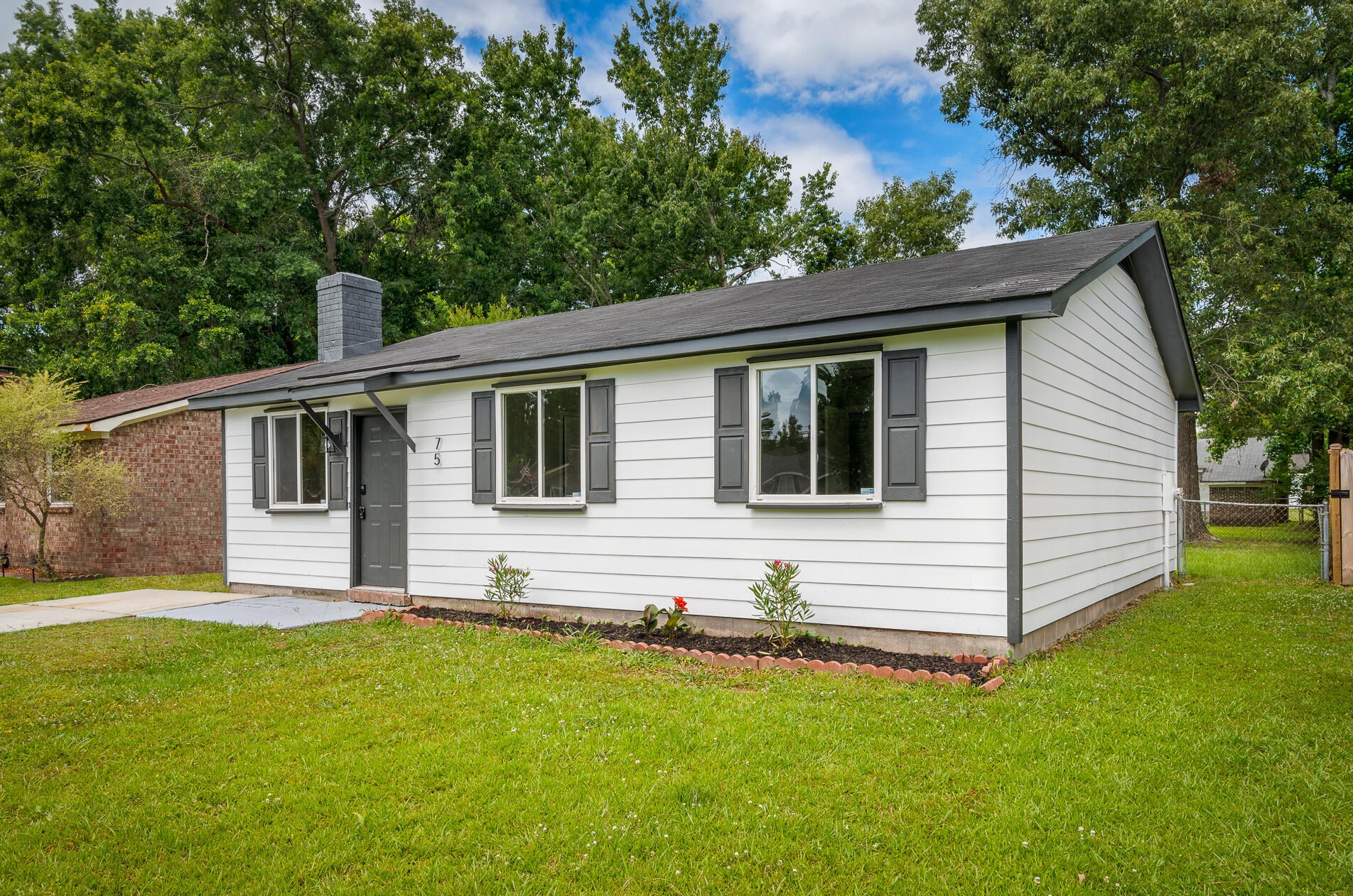 75 Tanbark Ct, Charleston SC  29445-3805 exterior