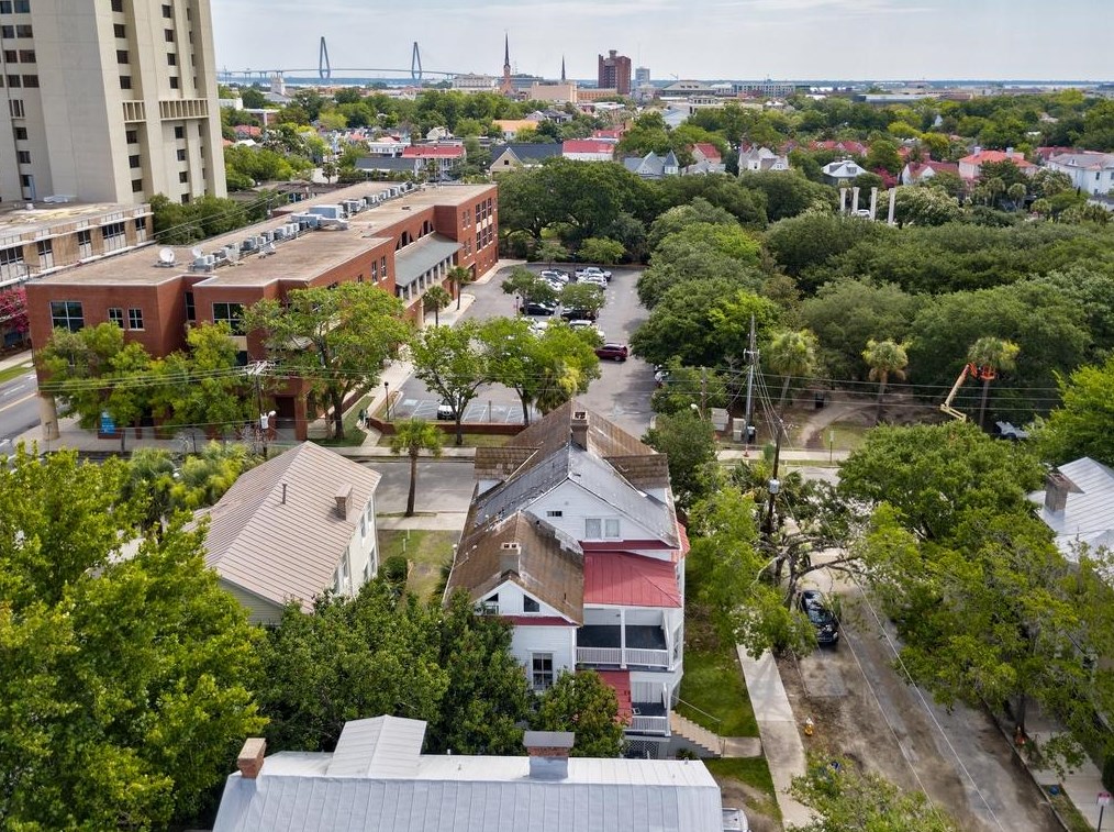 135 Ashley Ave, Charleston SC 29401-1804 exterior