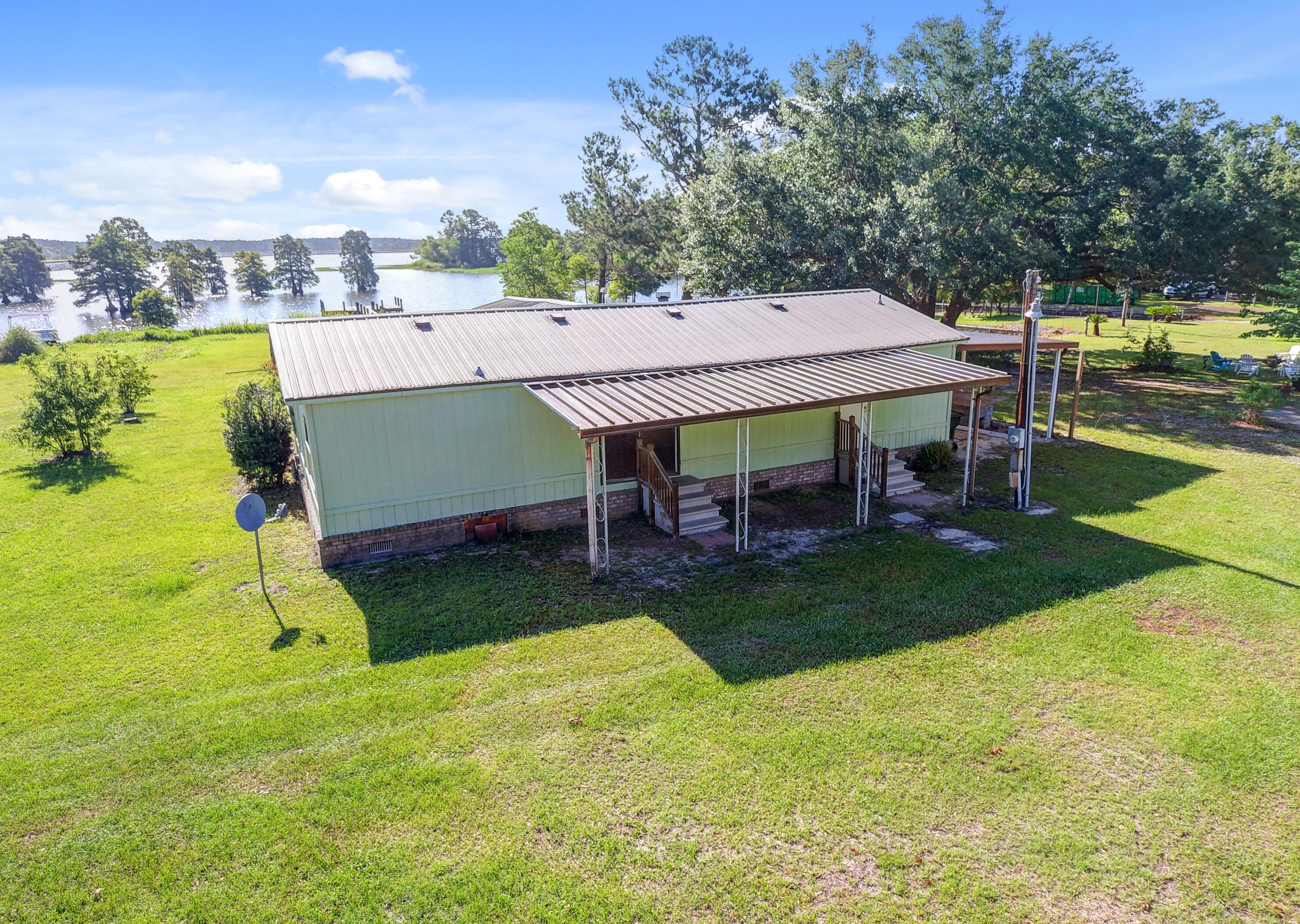 202 Lake View Ave, Bonneau, SC 29431