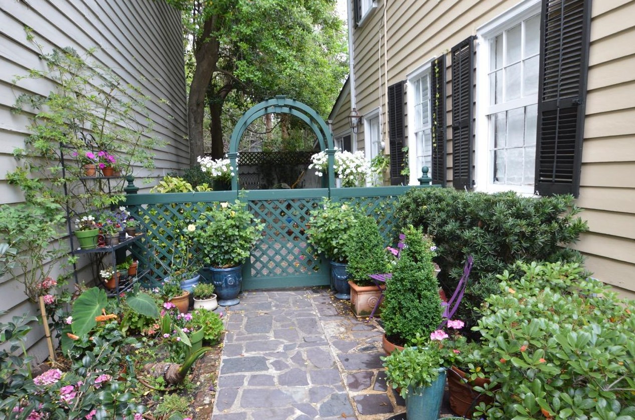 8 Trumbo St, Charleston SC  29401-1915 exterior