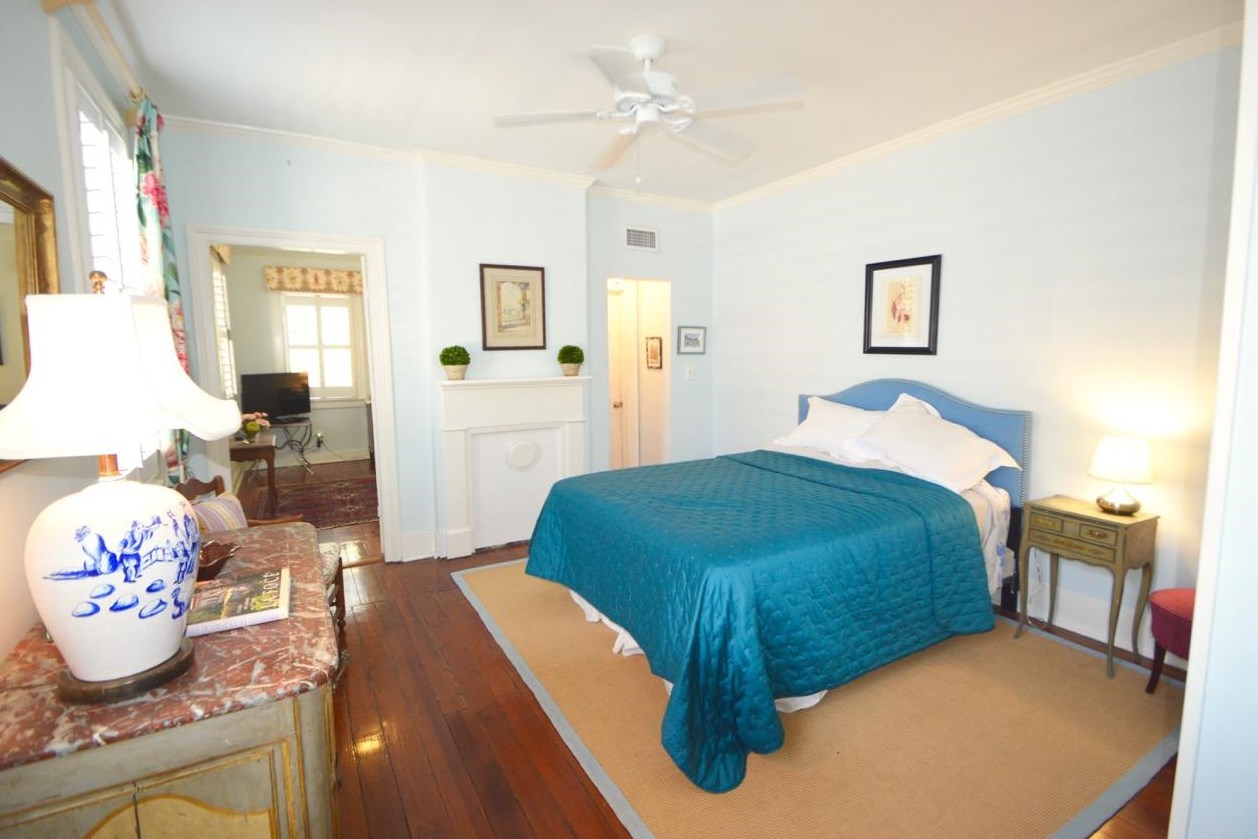 8 Trumbo St, Charleston SC  29401-1915 exterior