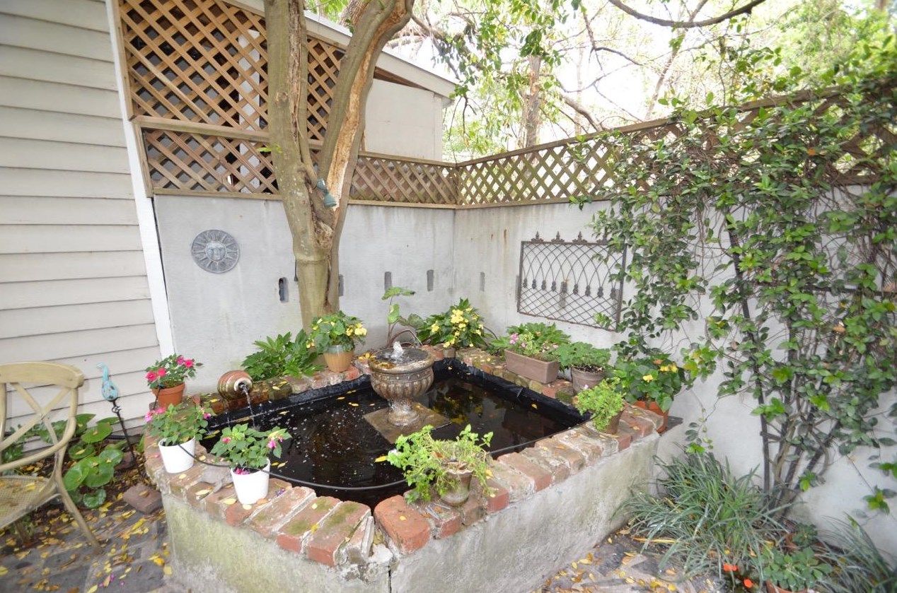 8 Trumbo St, Charleston SC  29401-1915 exterior