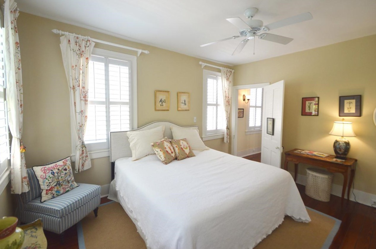 8 Trumbo St, Charleston SC  29401-1915 exterior