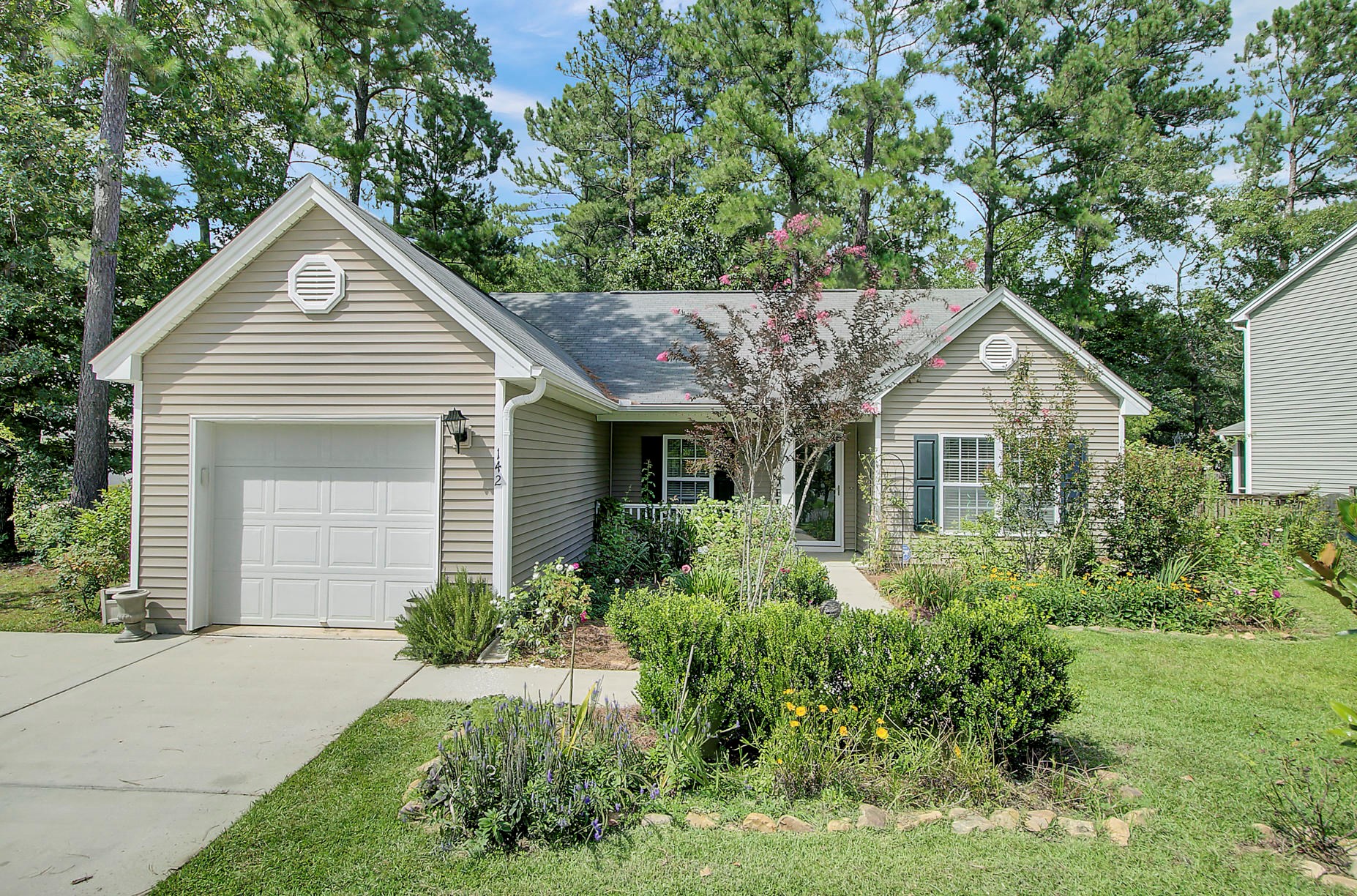 142 Mcgrady Dr, Ladson, SC 29456