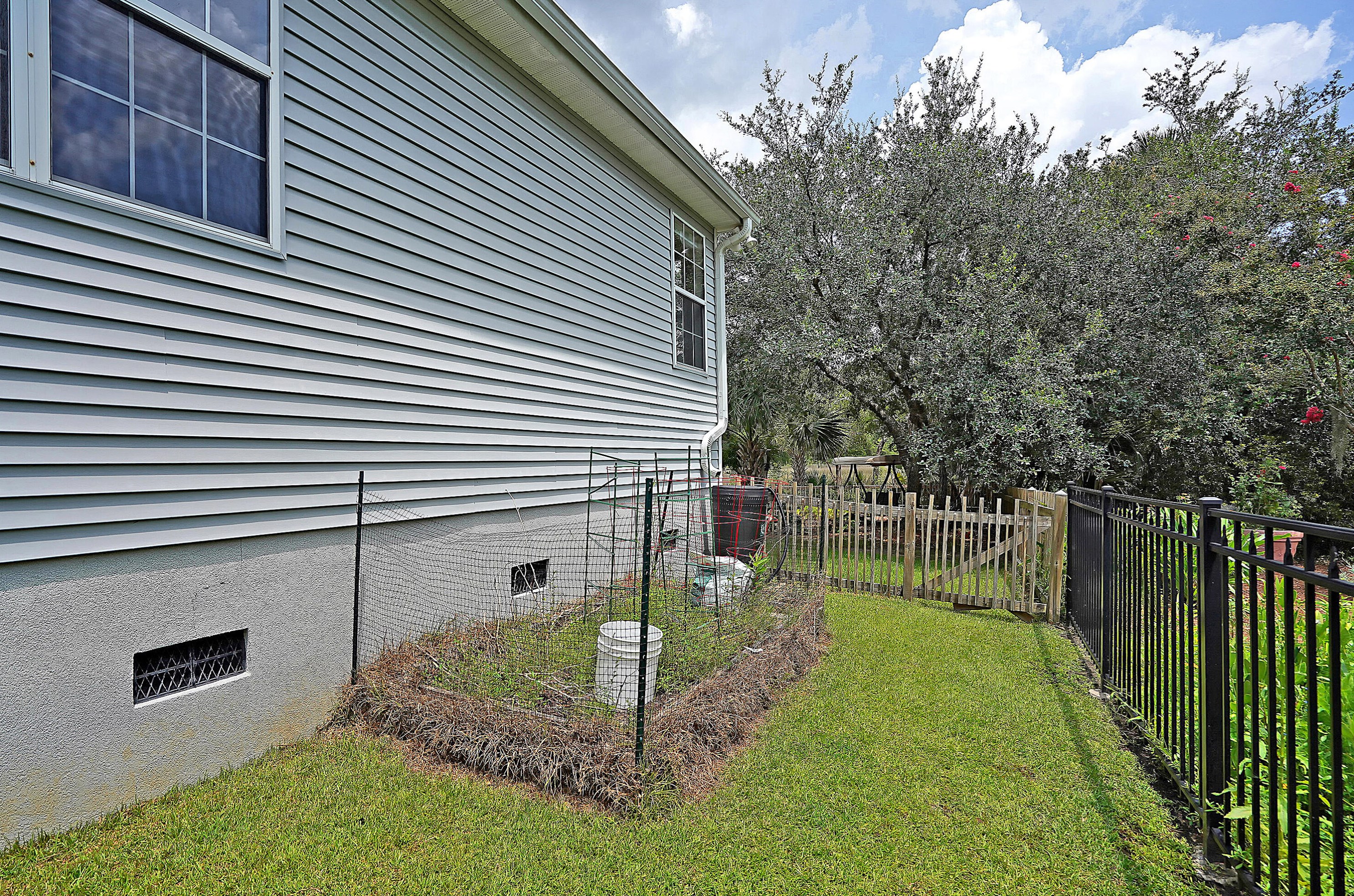1869 Palmetto Isle Dr, Mount Pleasant SC  29466-8773 exterior