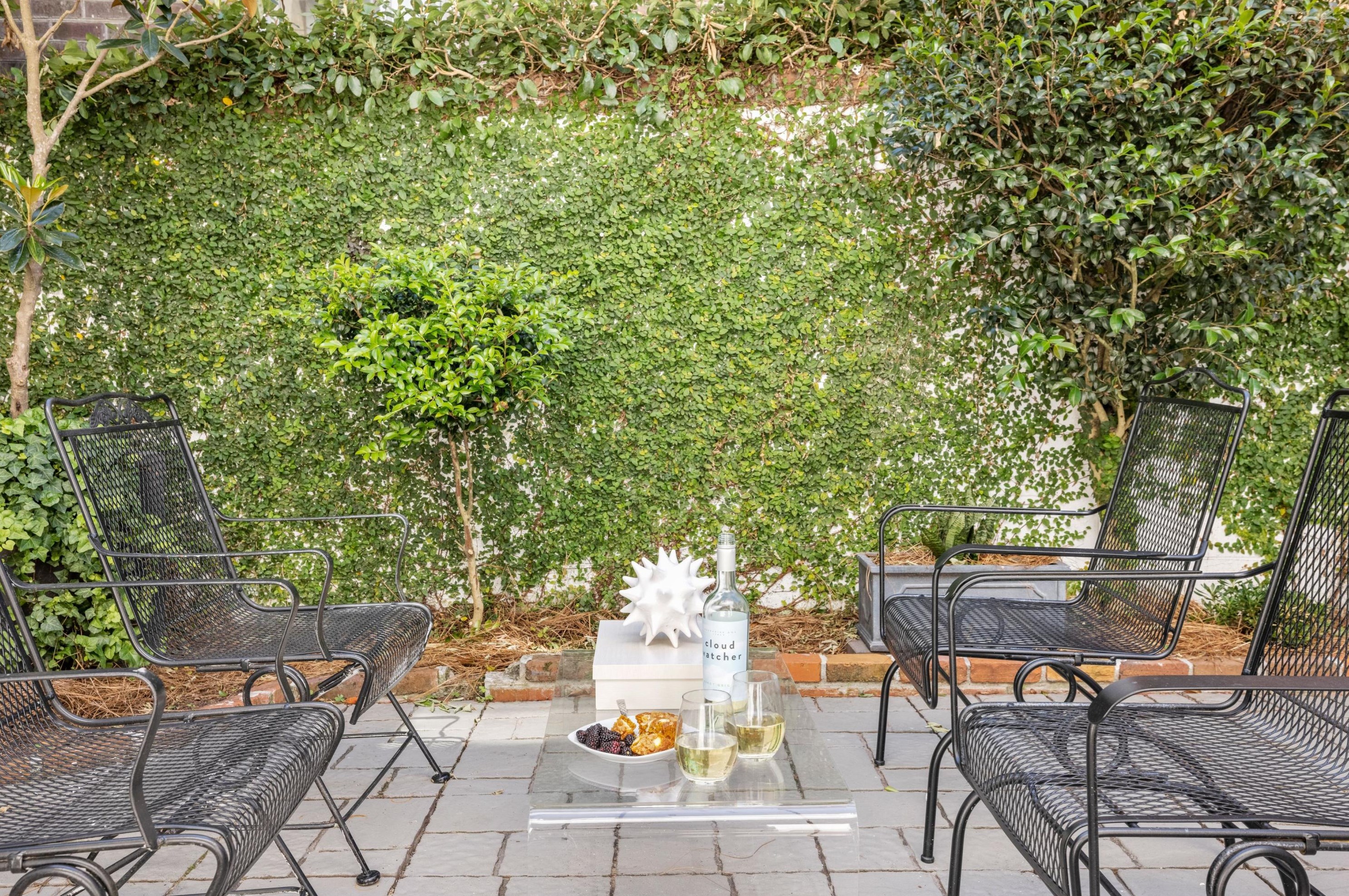 17 Poulnot Ln, Charleston SC  29401-6912 exterior