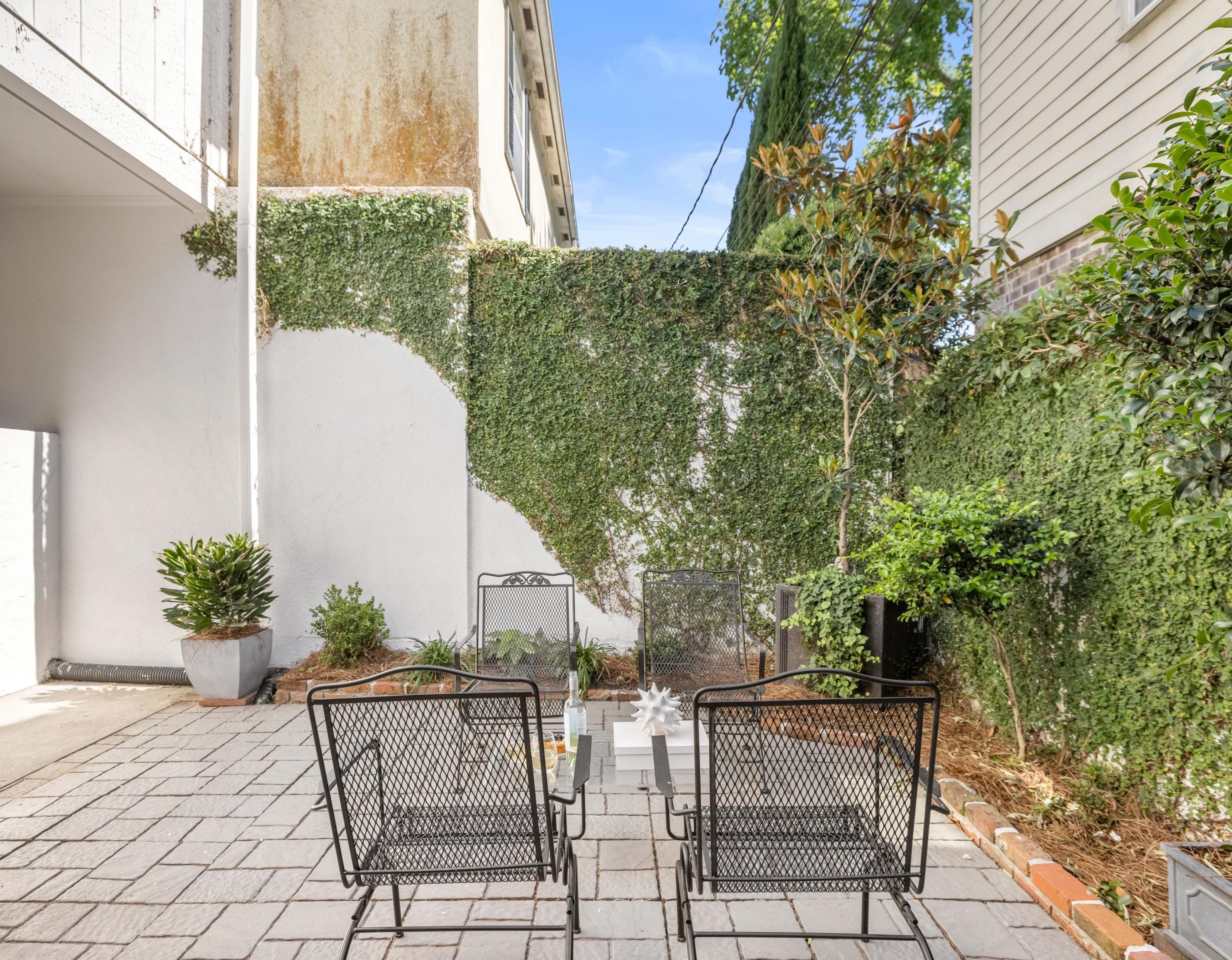 17 Poulnot Ln, Charleston SC  29401-6912 exterior